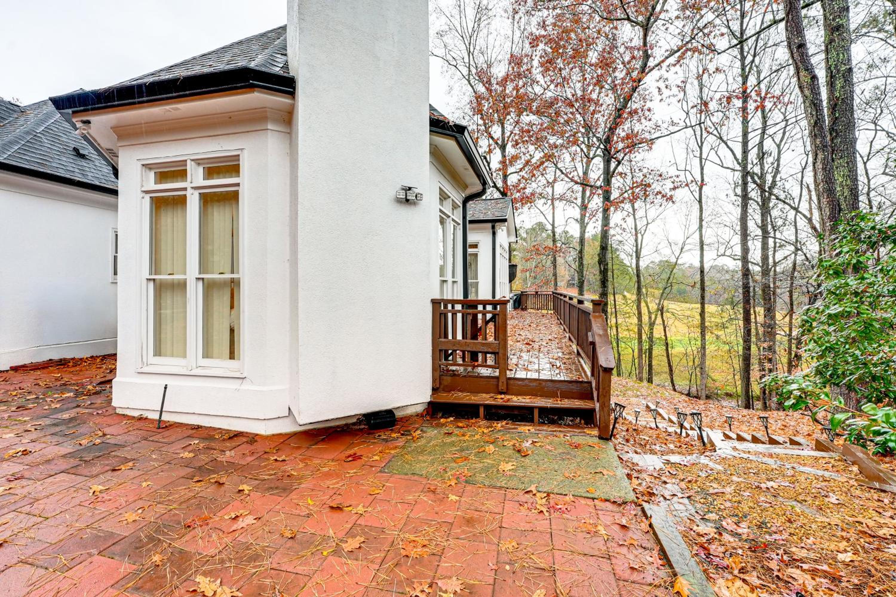 Tasteful Unit with Pool Table 7 Mi to Lake Altoona!