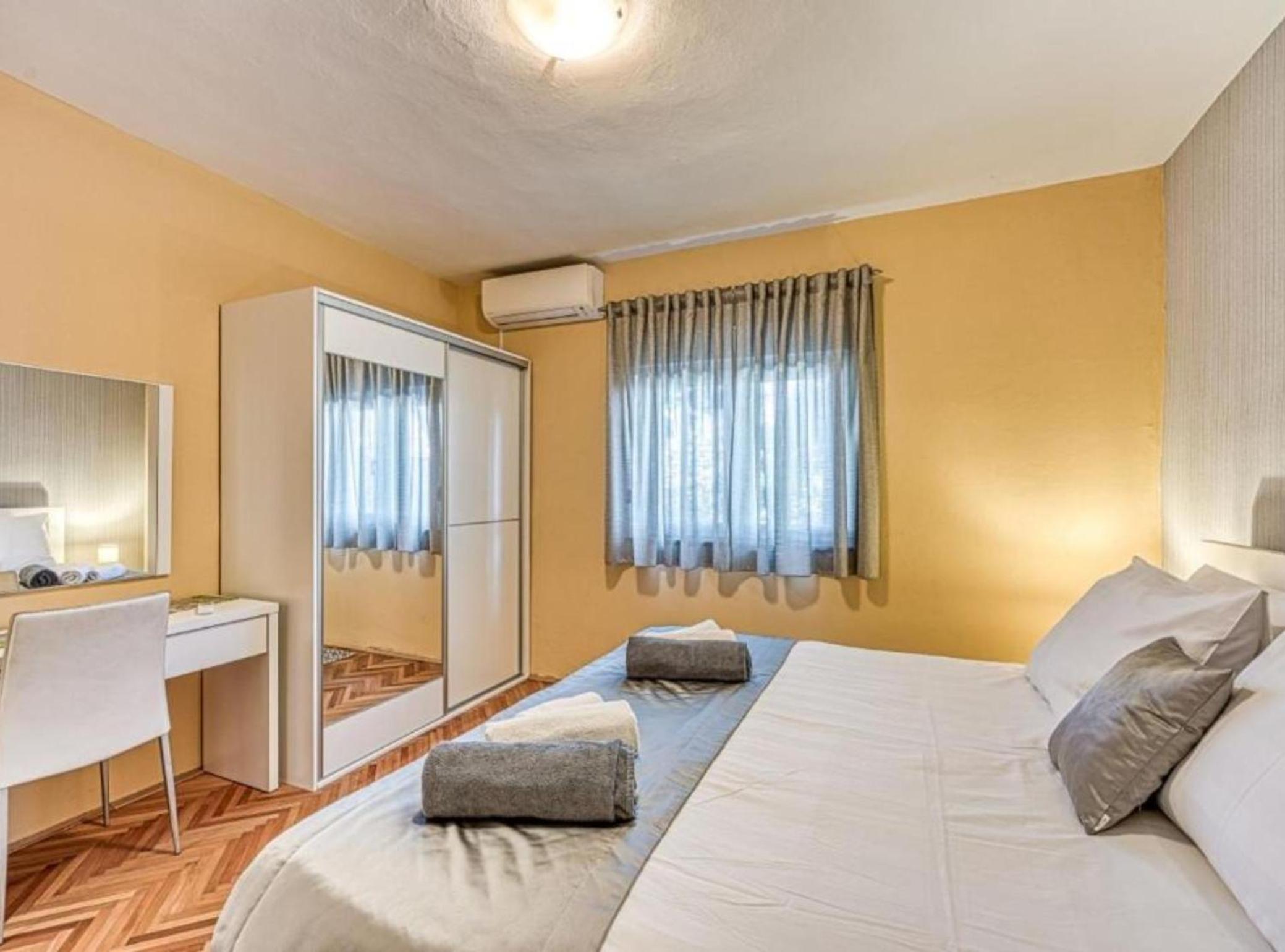 Villa Lara With Pool And Sea View