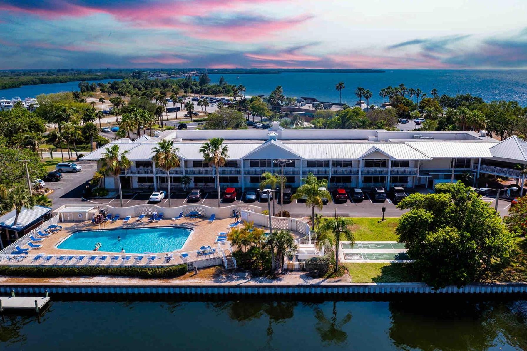 The Mangrove Waterfront Pool & Hot Tub Near Beach