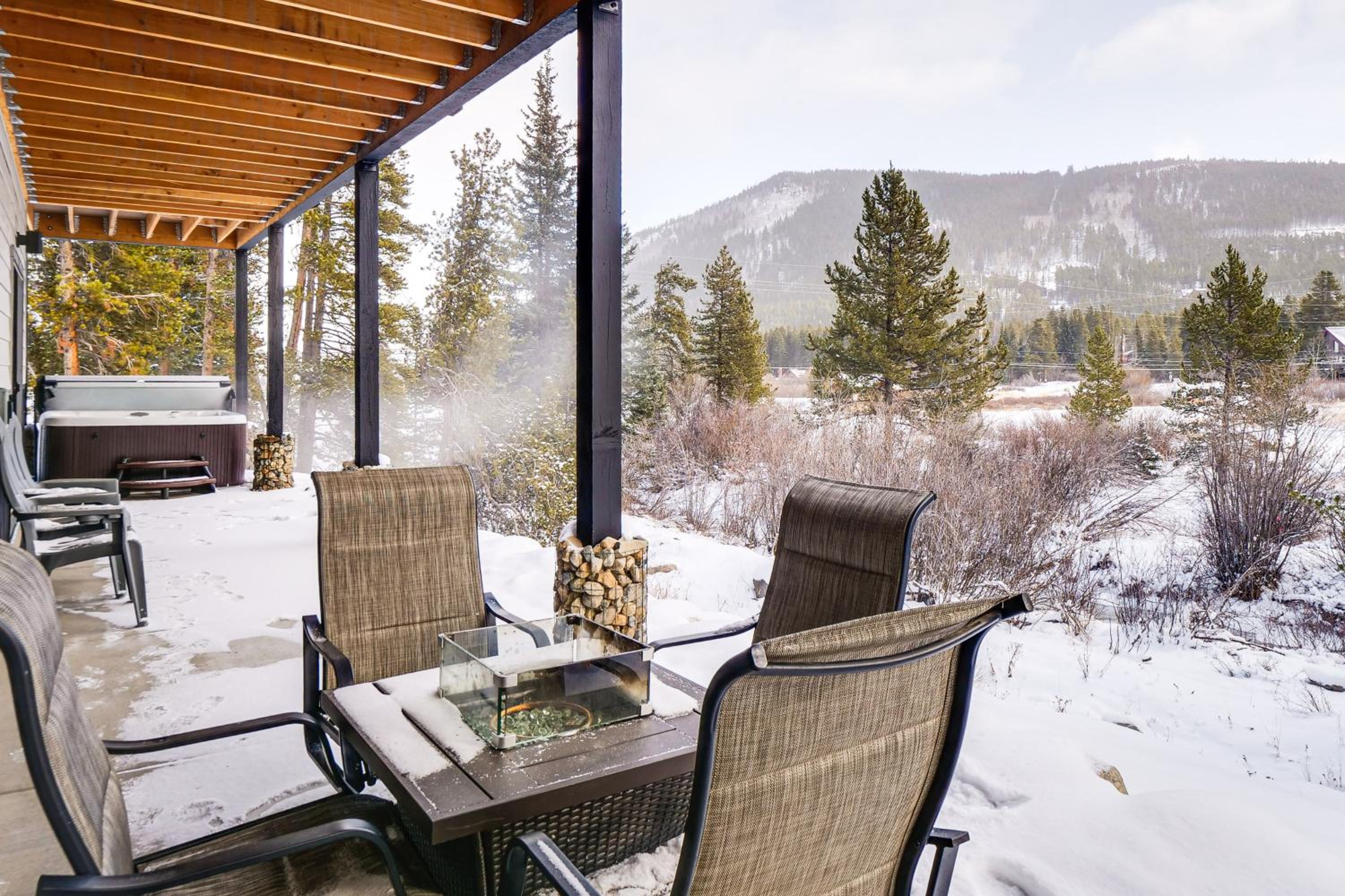 Hot Tub and Game Room! Luxury Blue River Retreat