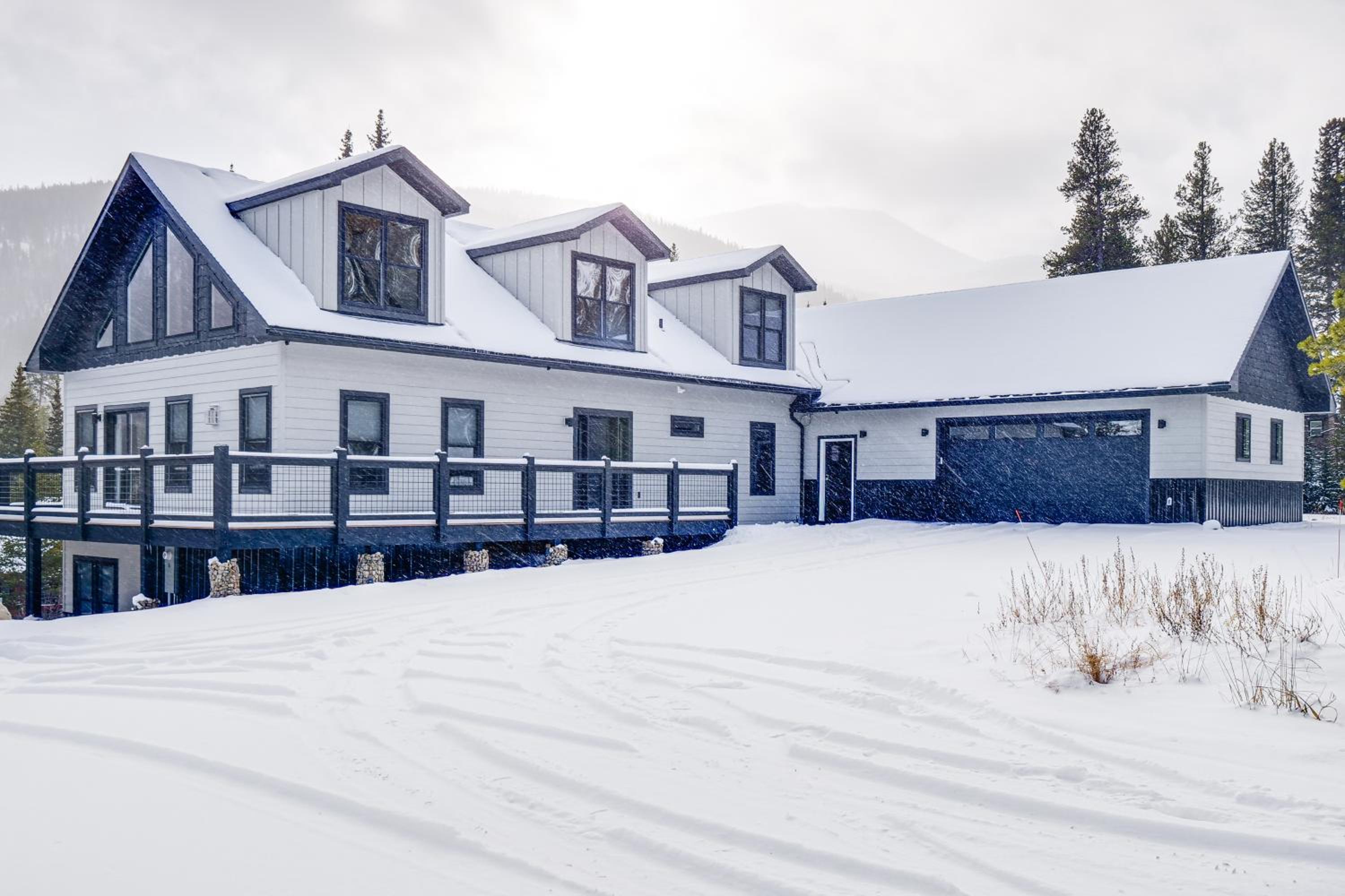 Hot Tub and Game Room! Luxury Blue River Retreat