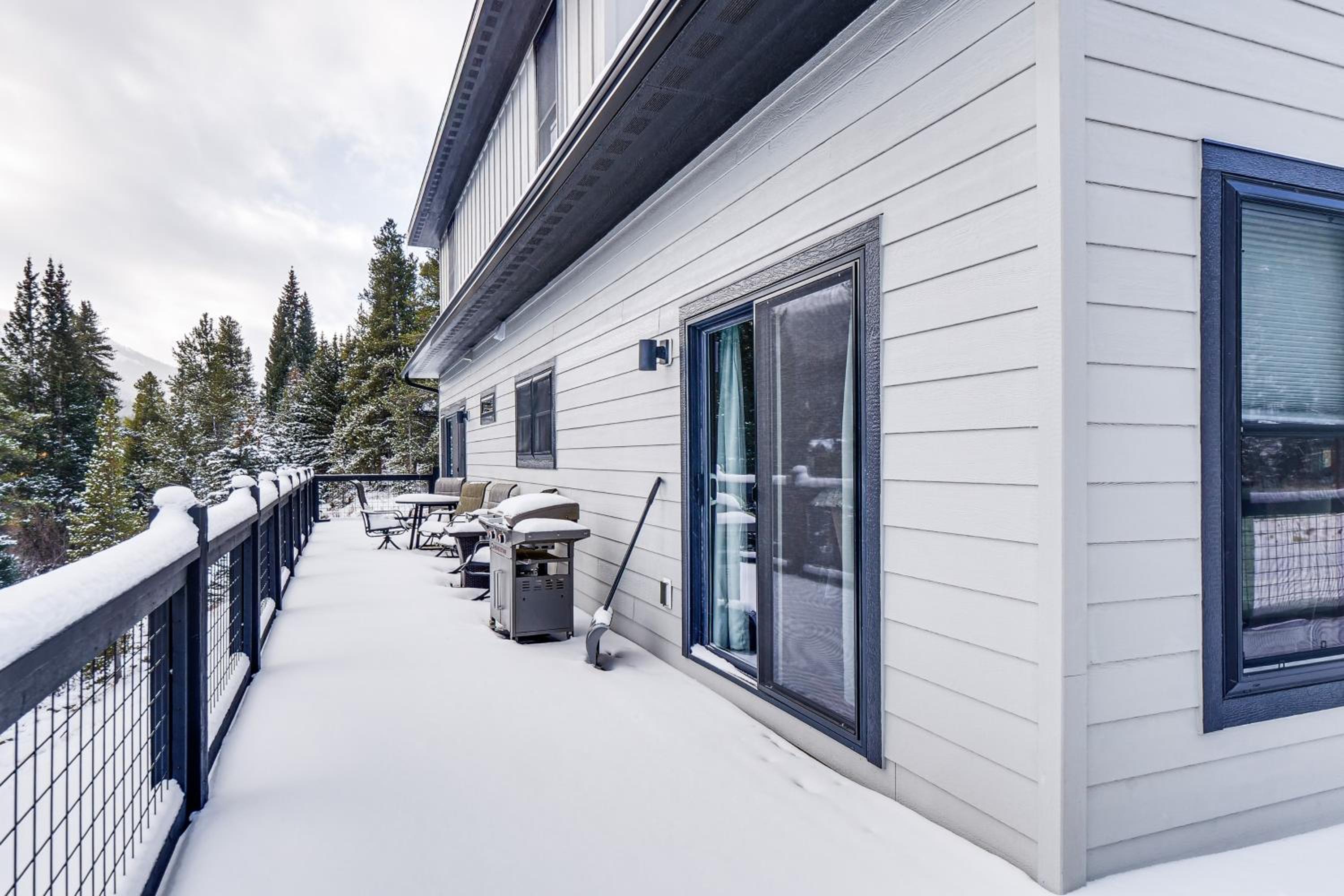 Hot Tub and Game Room! Luxury Blue River Retreat