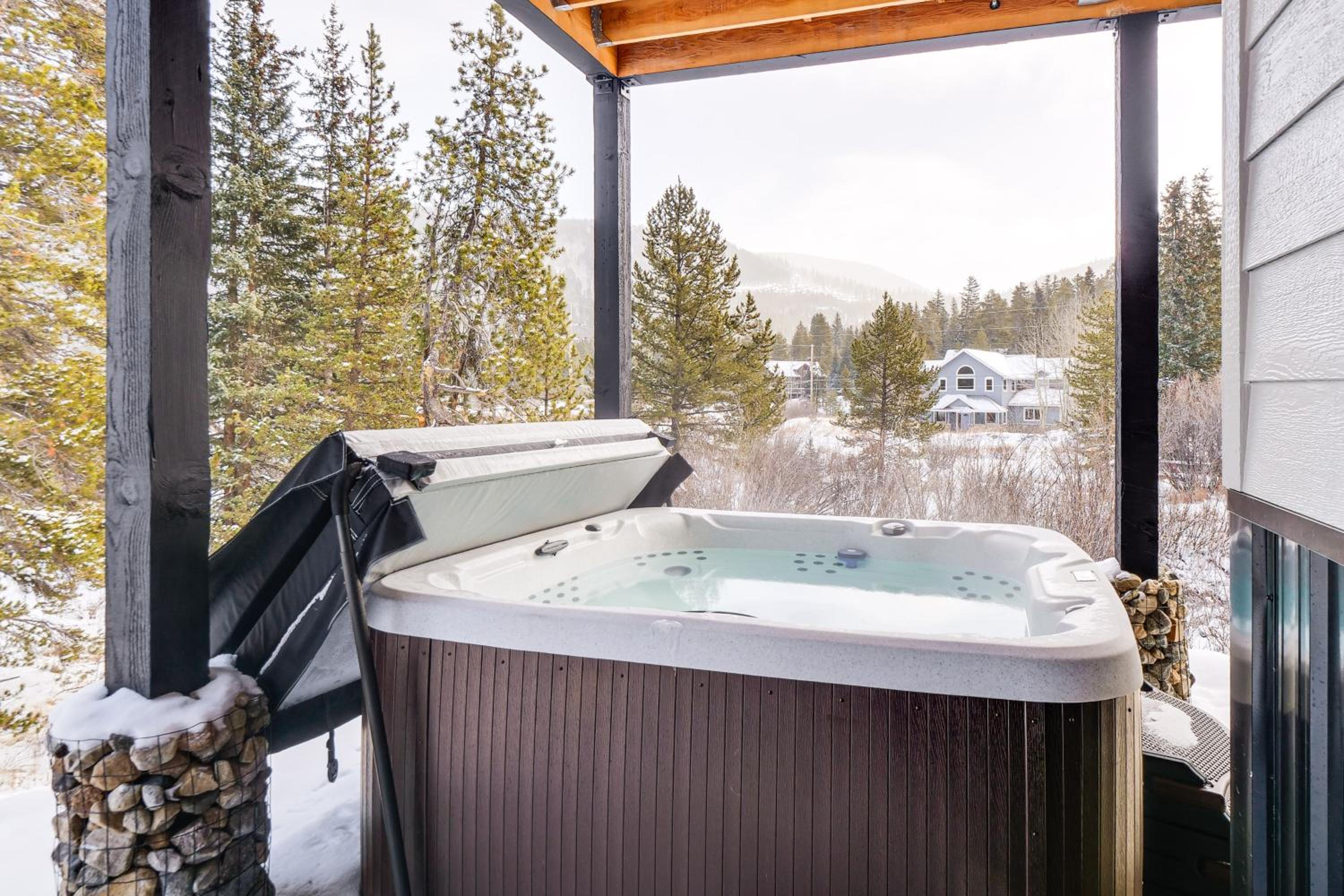 Hot Tub and Game Room! Luxury Blue River Retreat