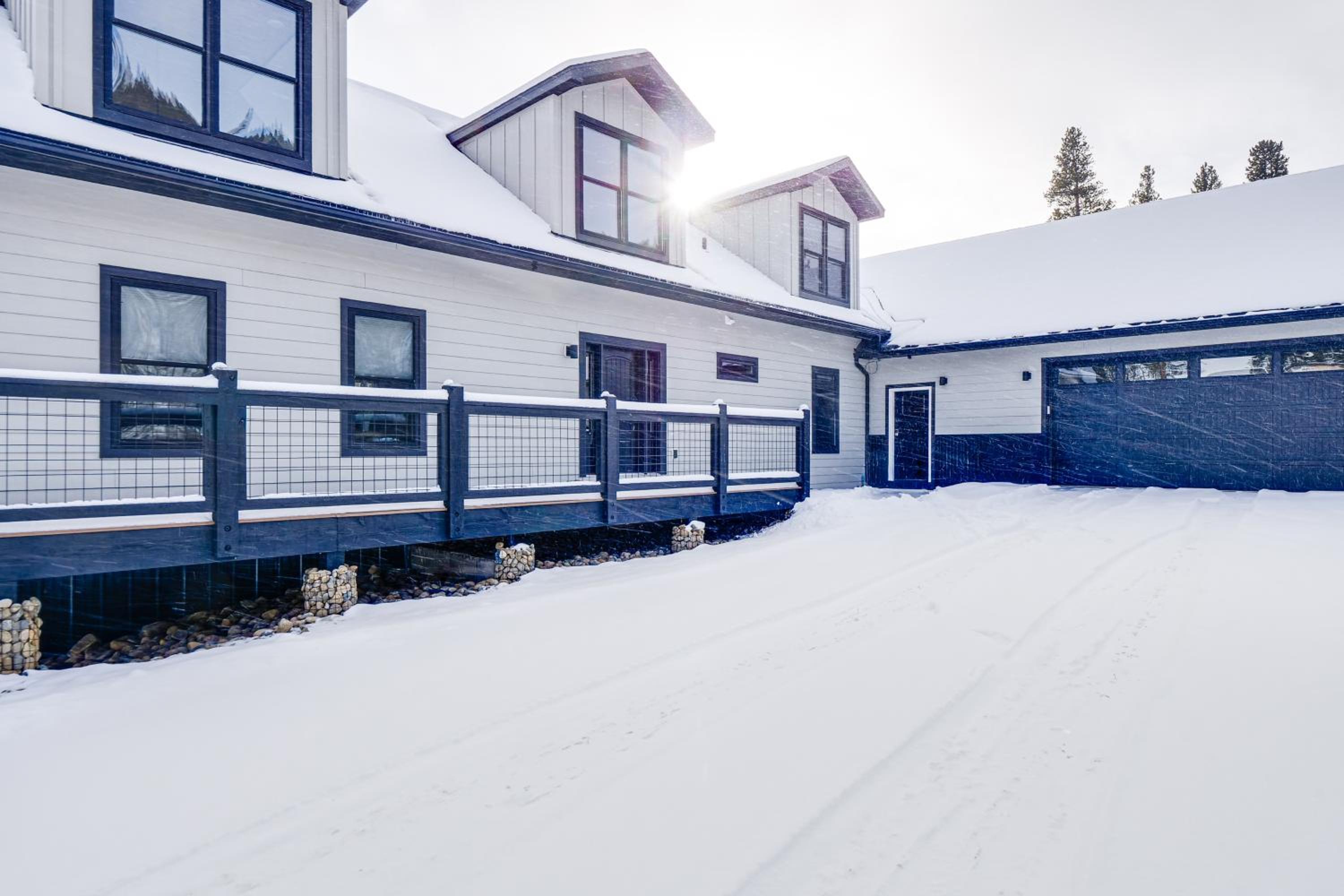 Hot Tub and Game Room! Luxury Blue River Retreat