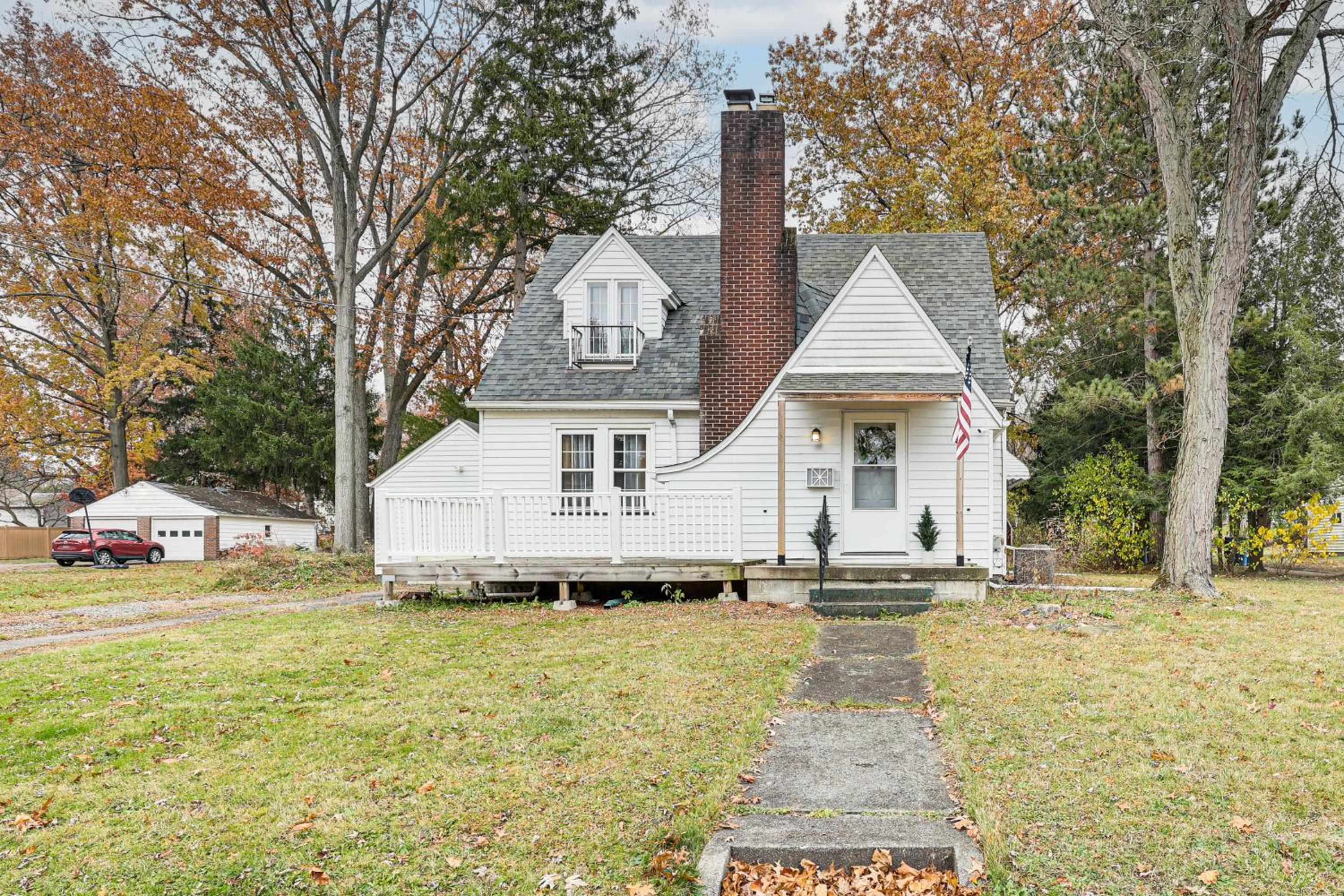 Inviting Family Home, 2 Mi to Eastwood Mall!
