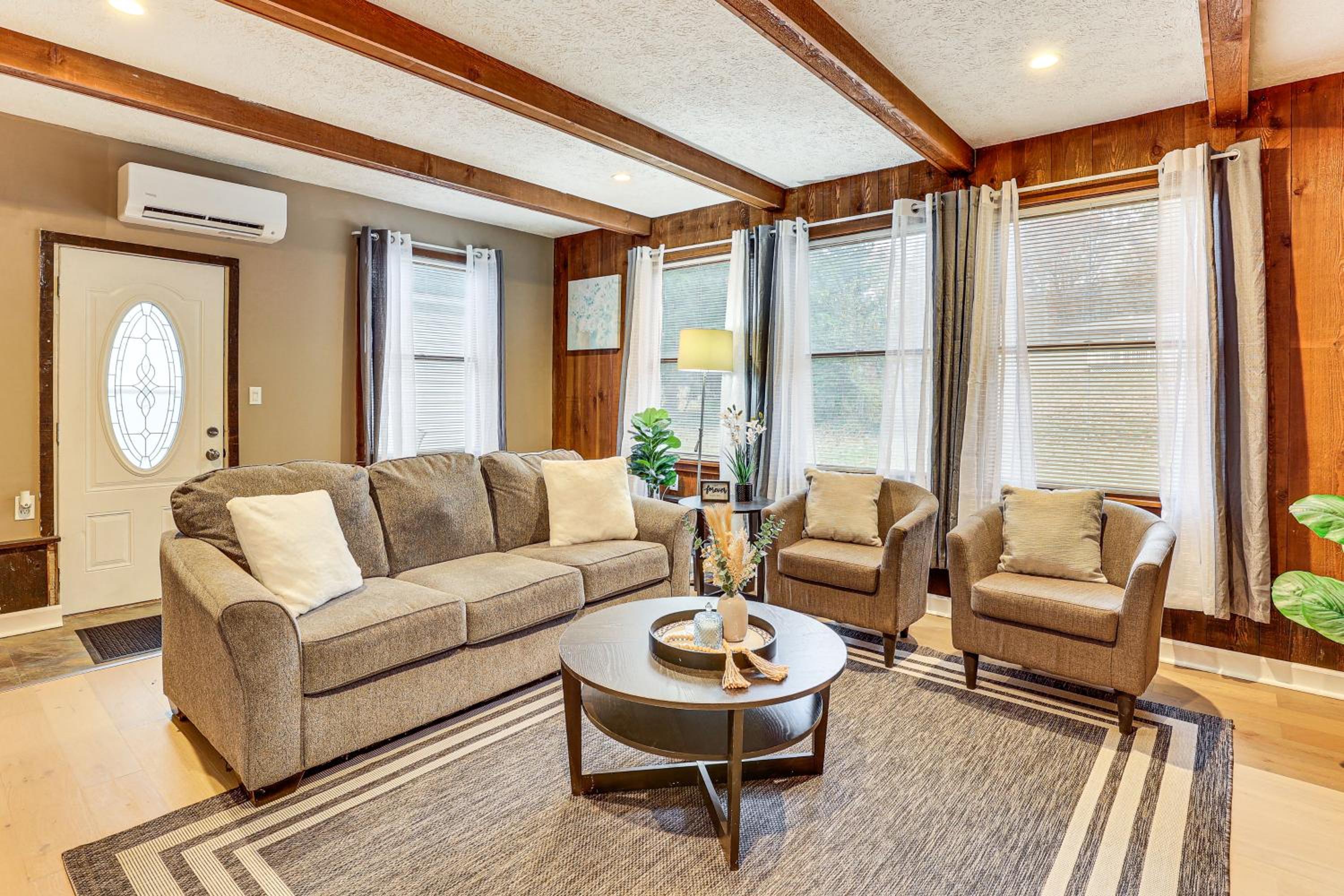 Inviting Family Home, 2 Mi to Eastwood Mall!