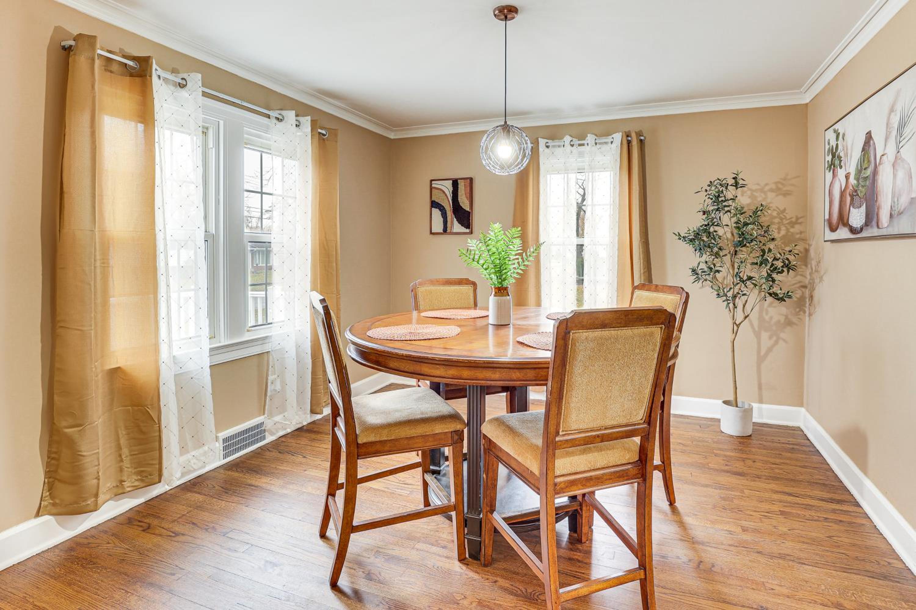 Inviting Family Home, 2 Mi to Eastwood Mall!