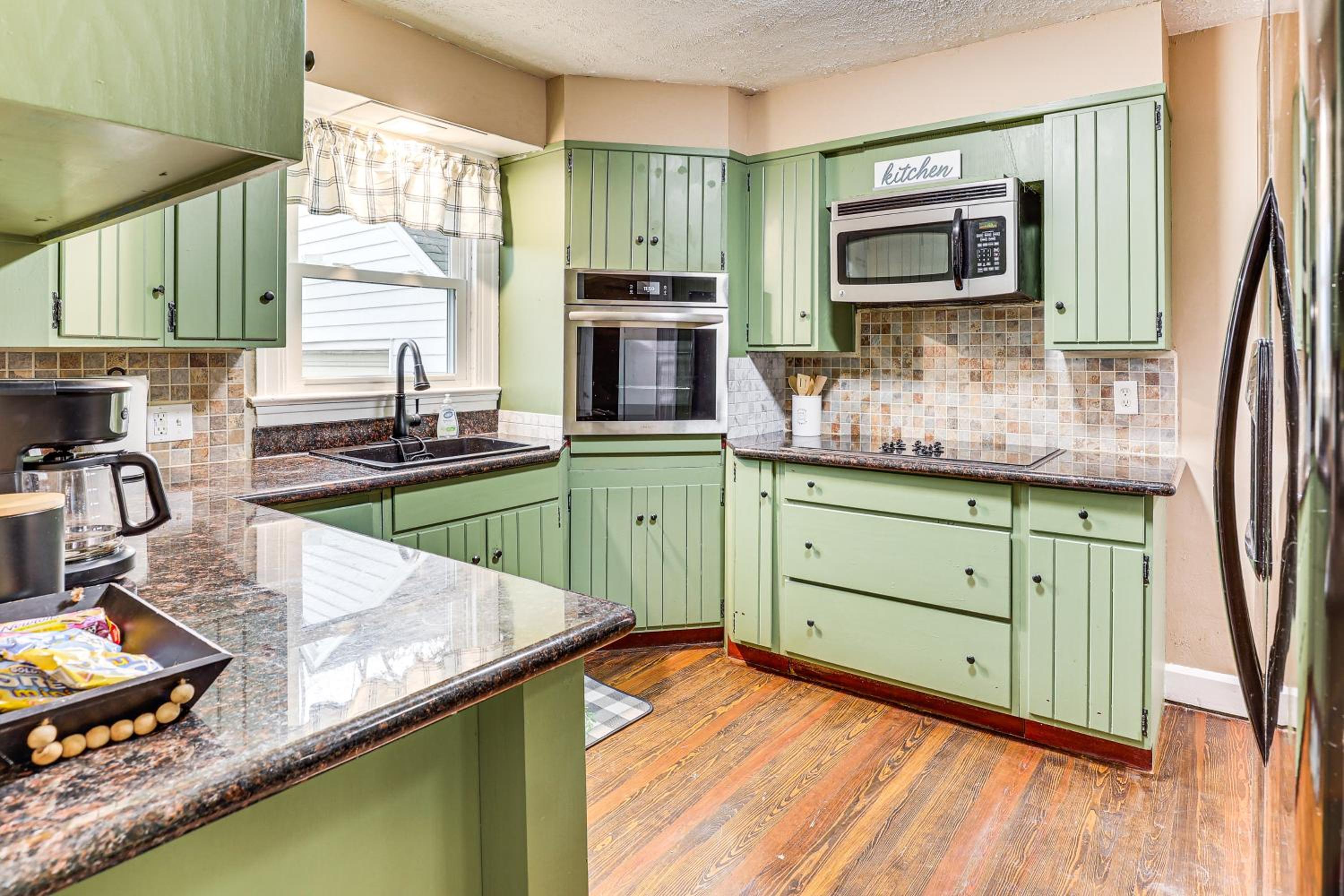 Inviting Family Home, 2 Mi to Eastwood Mall!