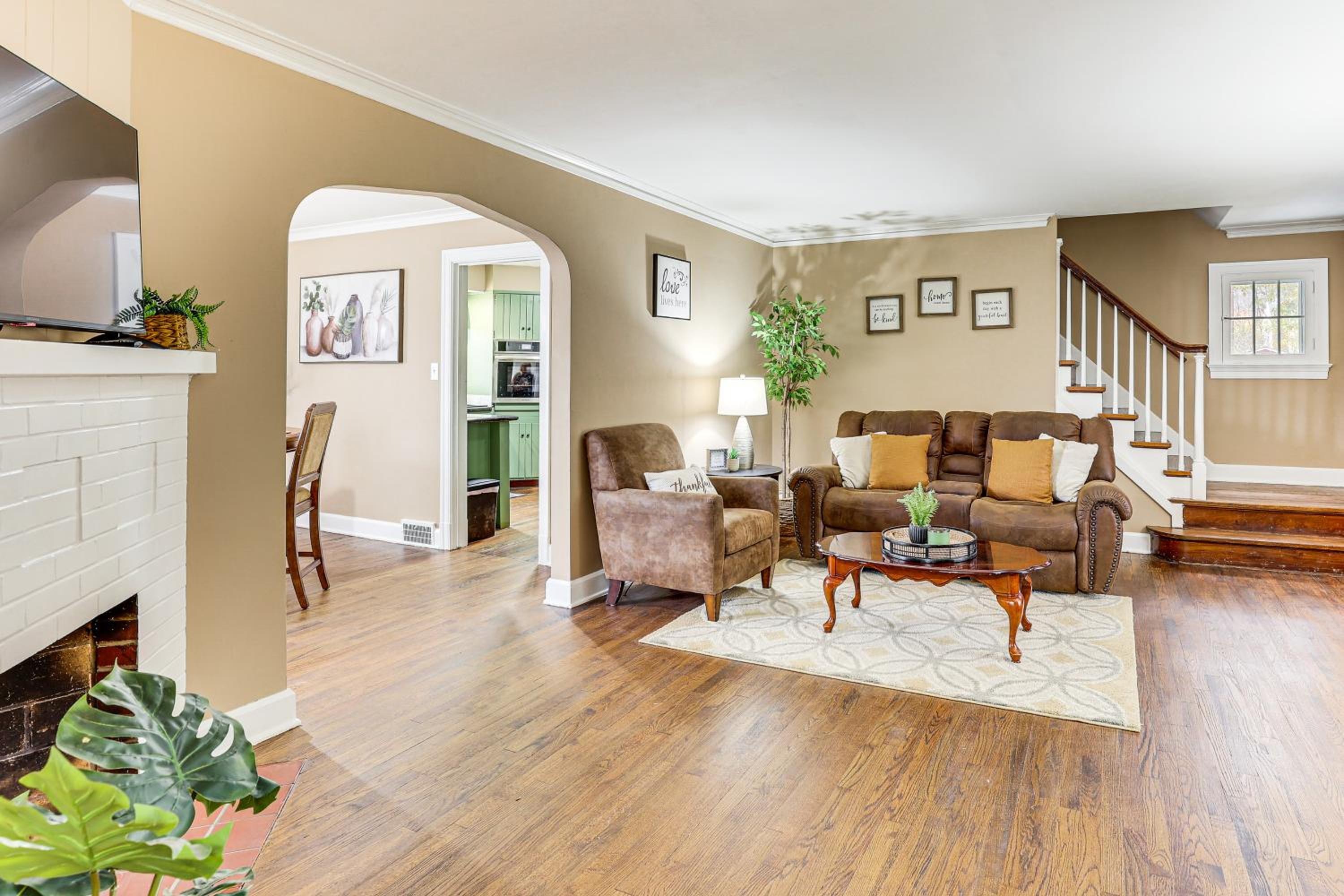 Inviting Family Home, 2 Mi to Eastwood Mall!