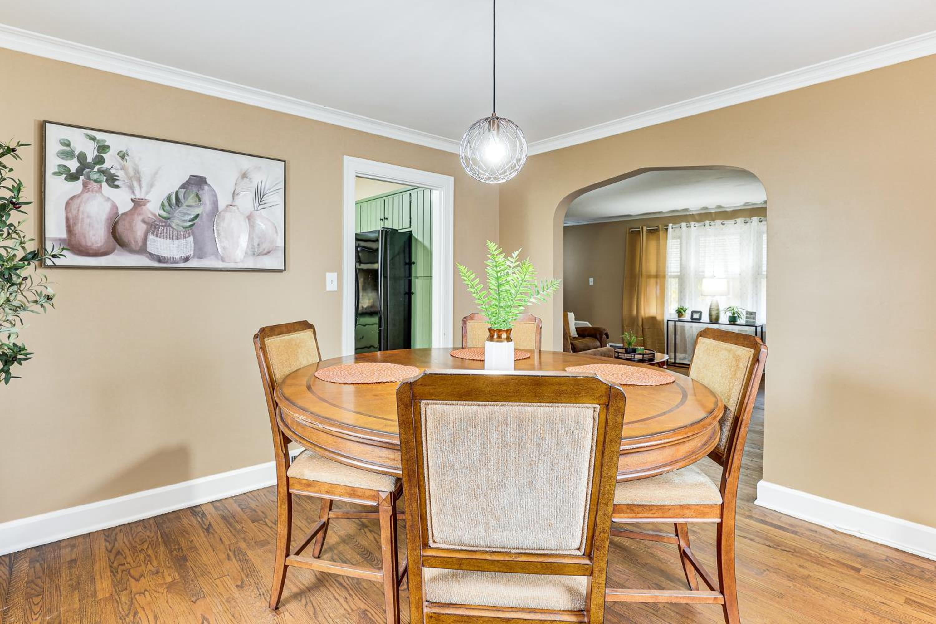 Inviting Family Home, 2 Mi to Eastwood Mall!