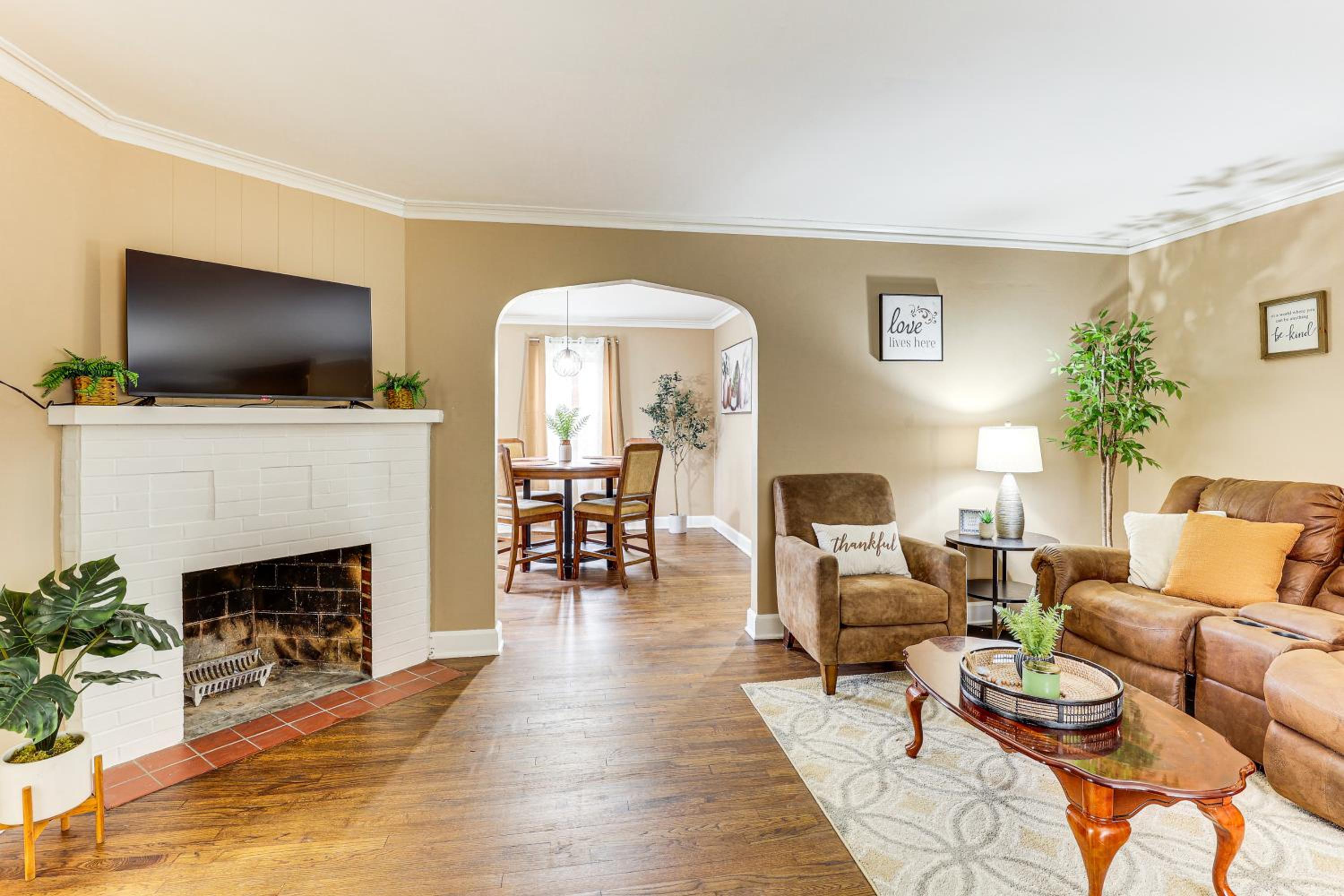 Inviting Family Home, 2 Mi to Eastwood Mall!