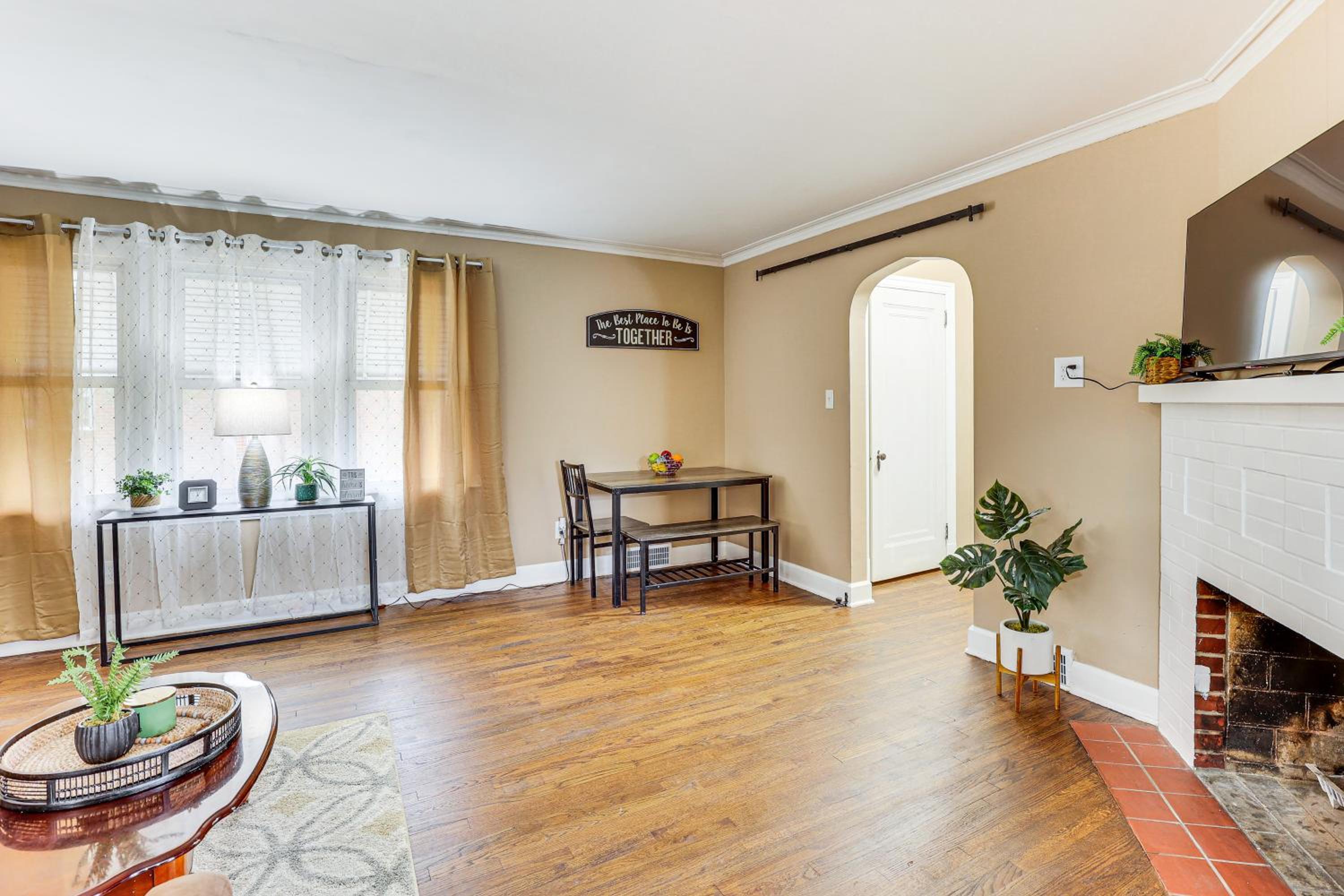 Inviting Family Home, 2 Mi to Eastwood Mall!