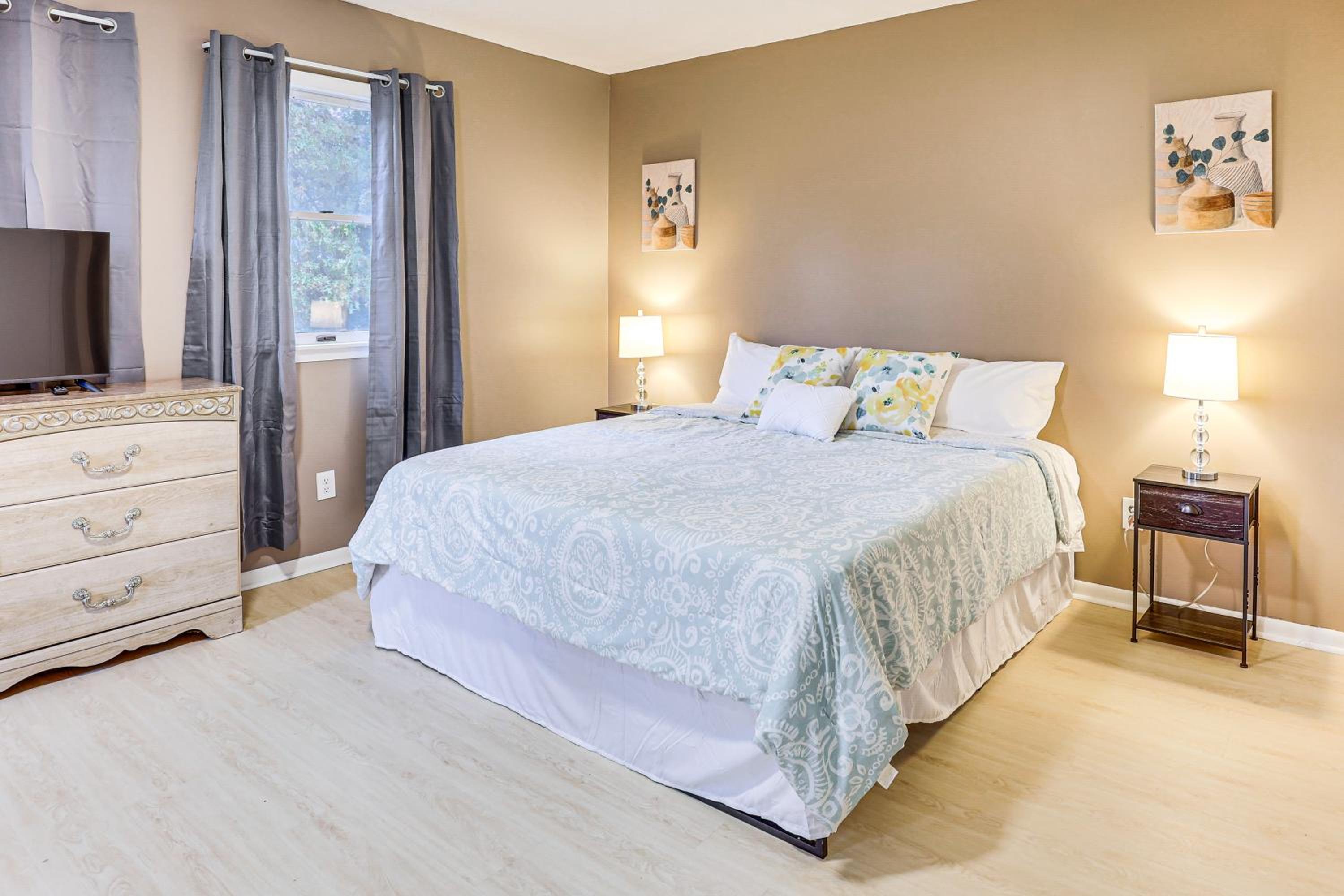 Inviting Family Home, 2 Mi to Eastwood Mall!
