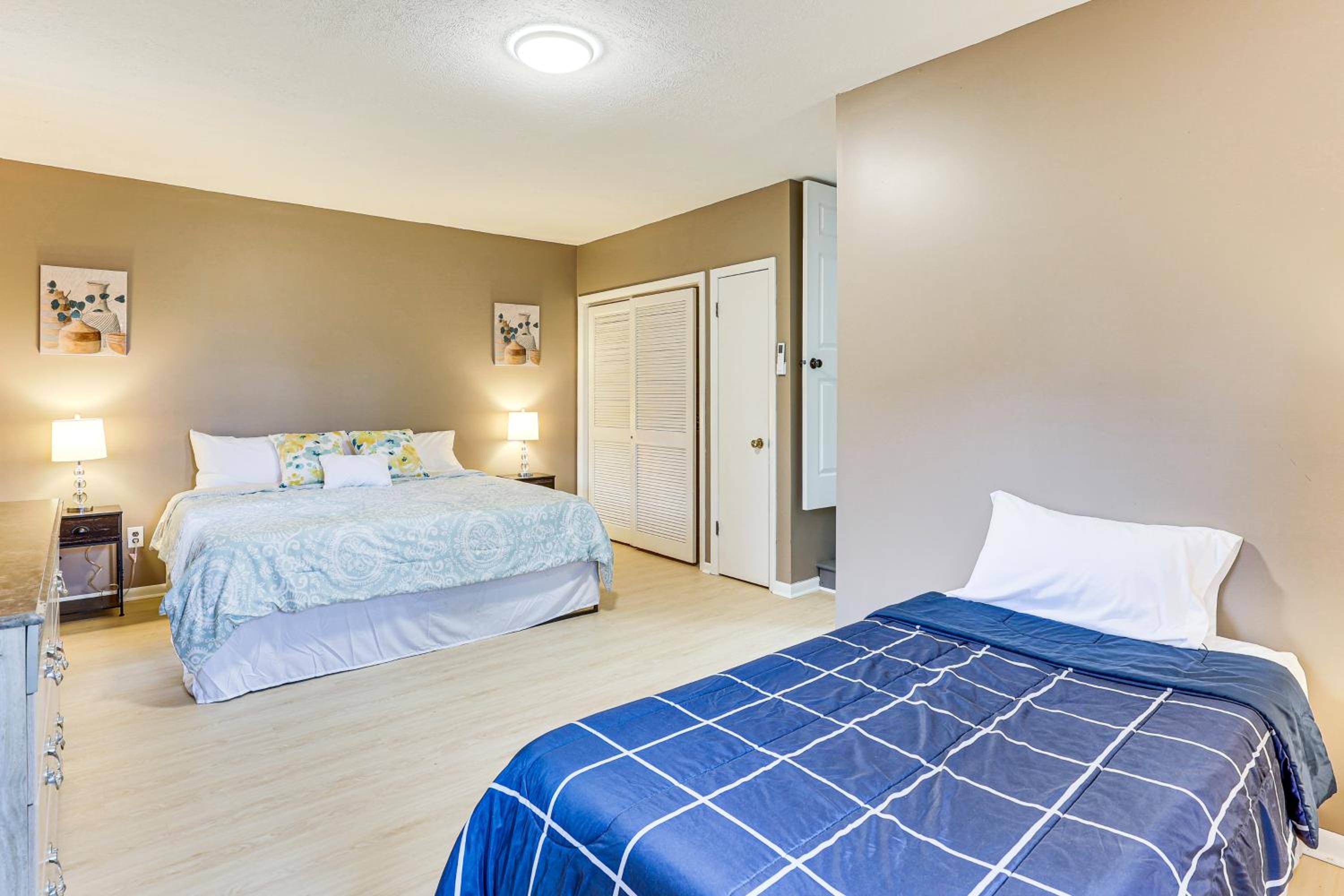Inviting Family Home, 2 Mi to Eastwood Mall!