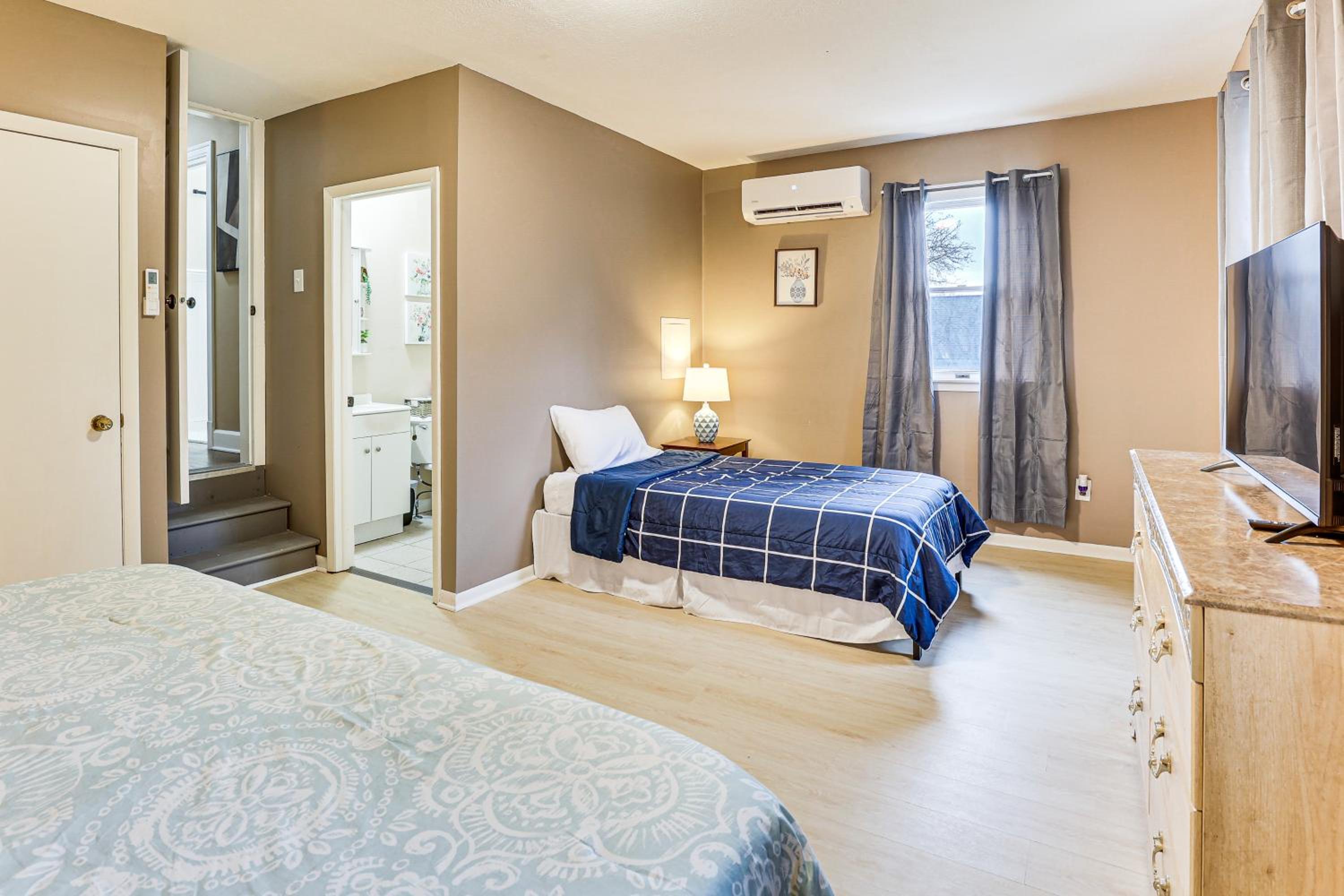 Inviting Family Home, 2 Mi to Eastwood Mall!