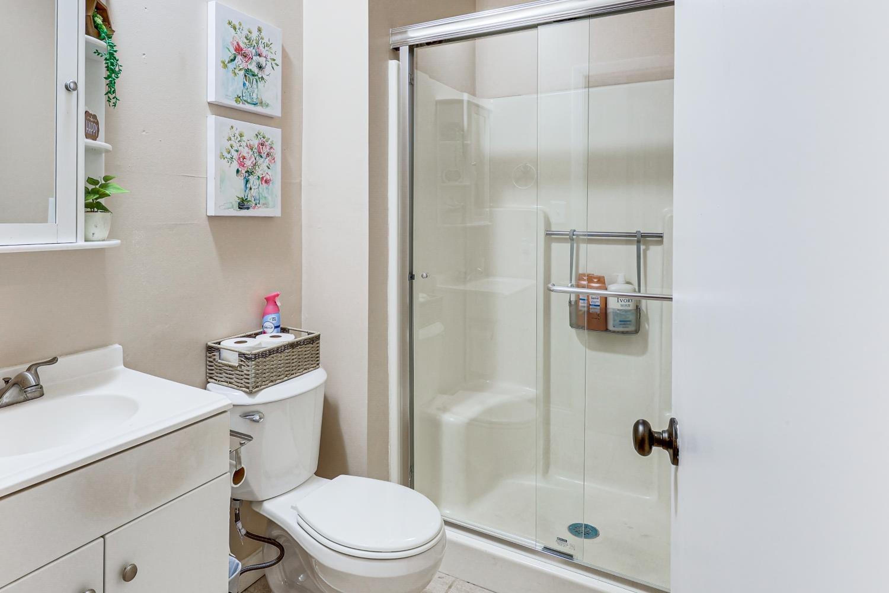 Inviting Family Home, 2 Mi to Eastwood Mall!