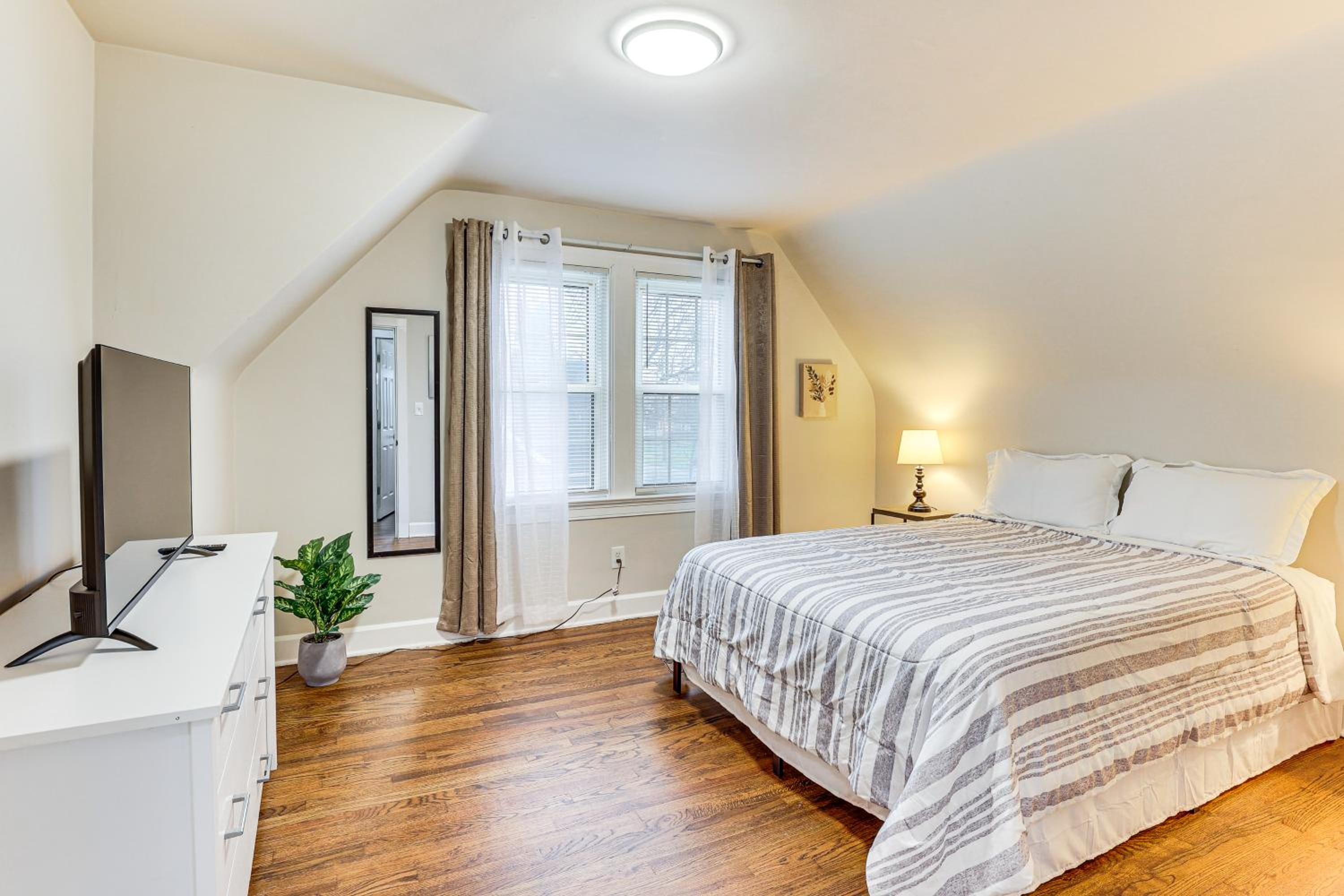 Inviting Family Home, 2 Mi to Eastwood Mall!