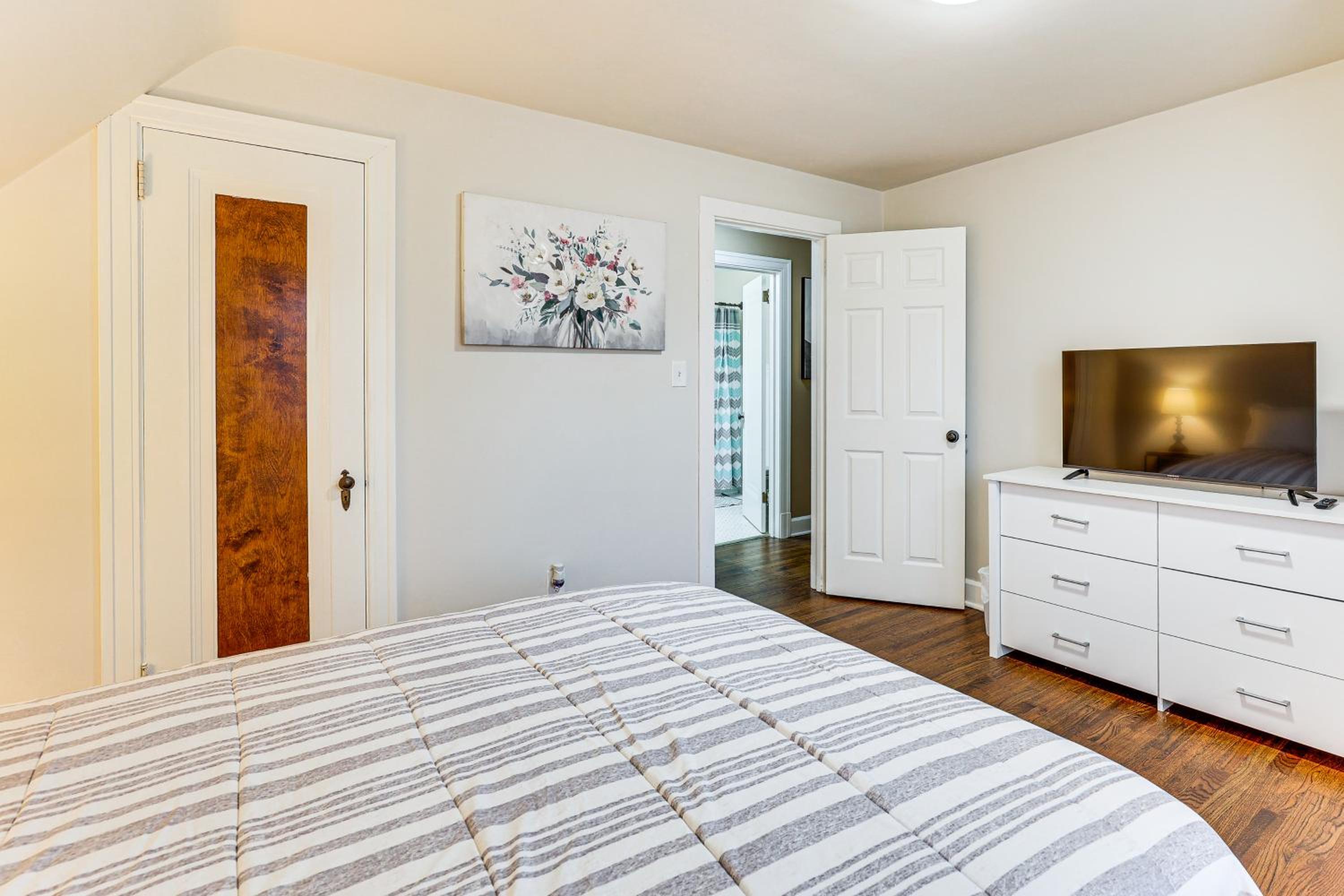 Inviting Family Home, 2 Mi to Eastwood Mall!