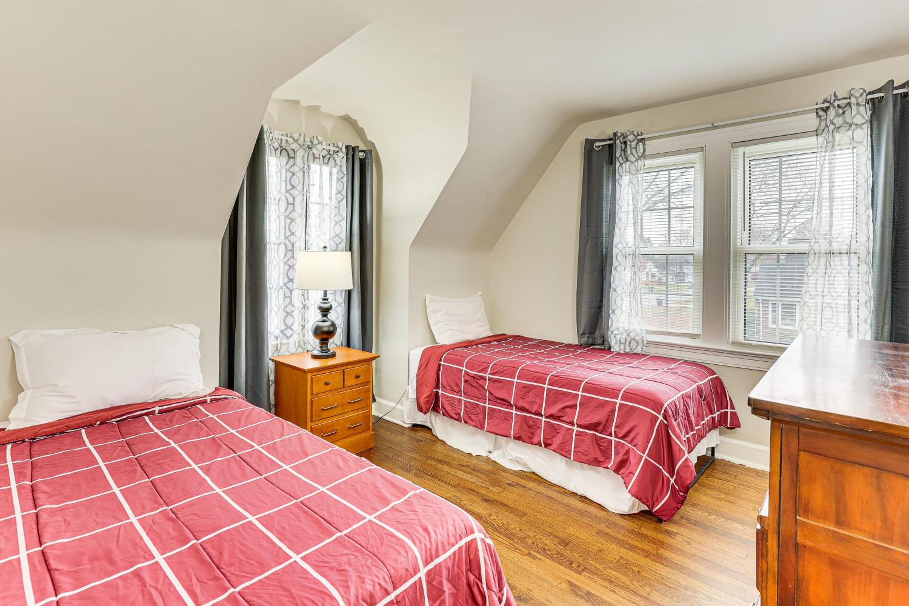 Inviting Family Home, 2 Mi to Eastwood Mall!