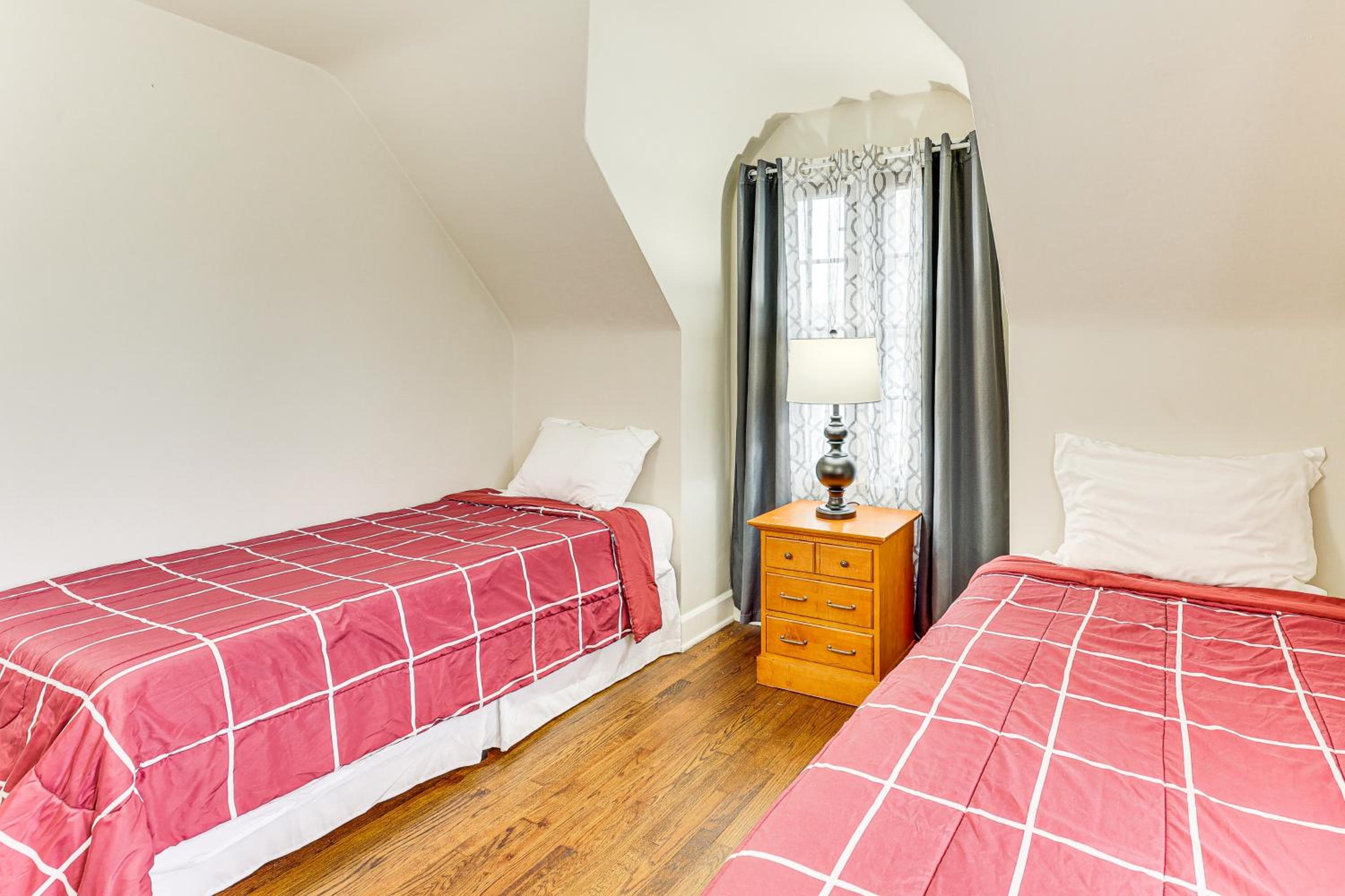 Inviting Family Home, 2 Mi to Eastwood Mall!
