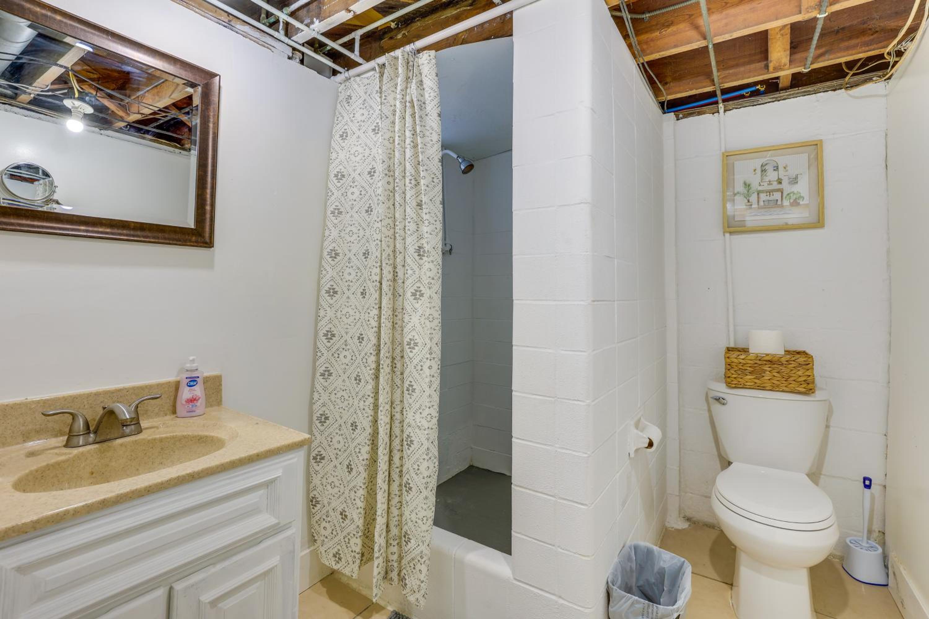 Inviting Family Home, 2 Mi to Eastwood Mall!