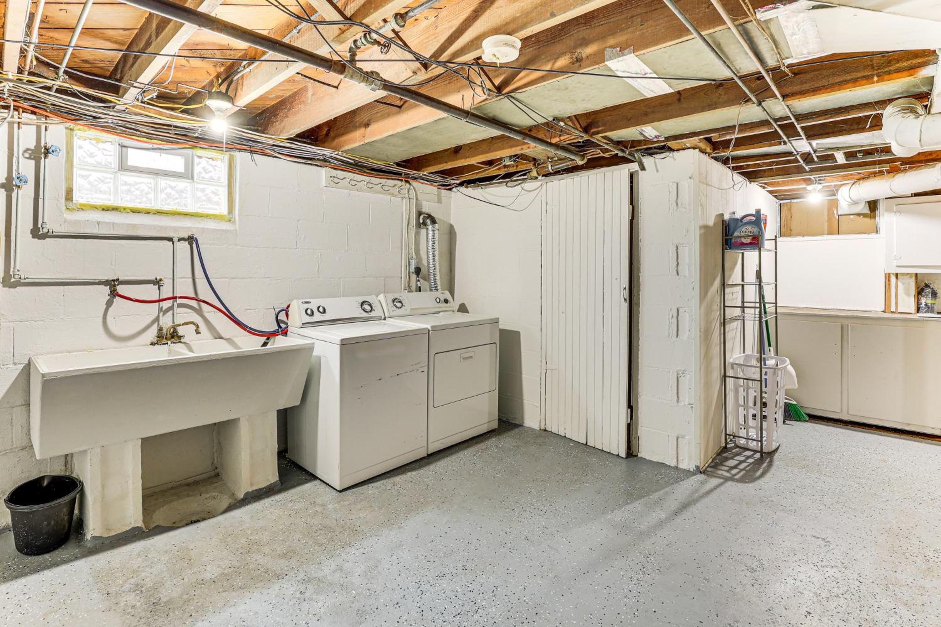 Inviting Family Home, 2 Mi to Eastwood Mall!
