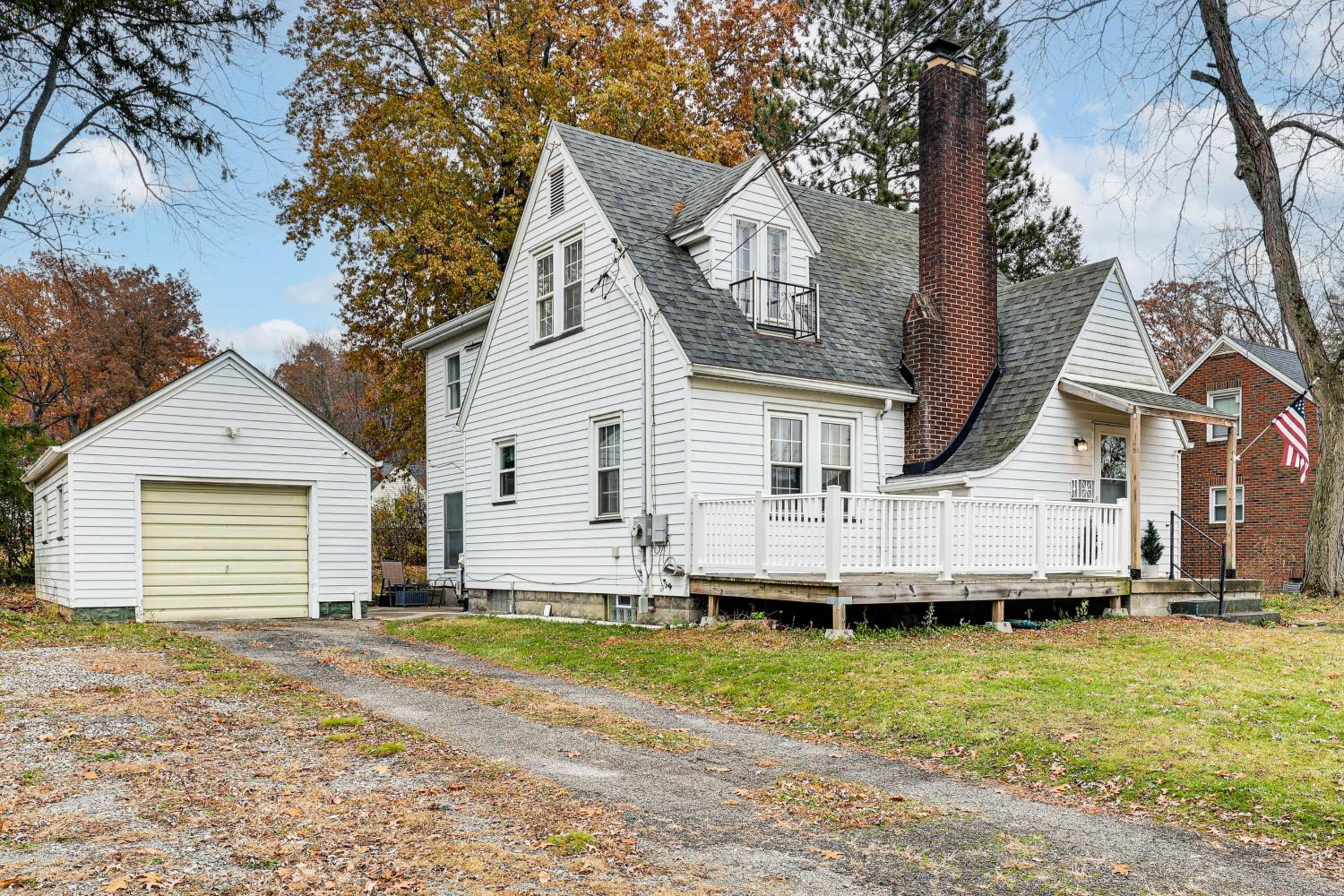 Inviting Family Home, 2 Mi to Eastwood Mall!