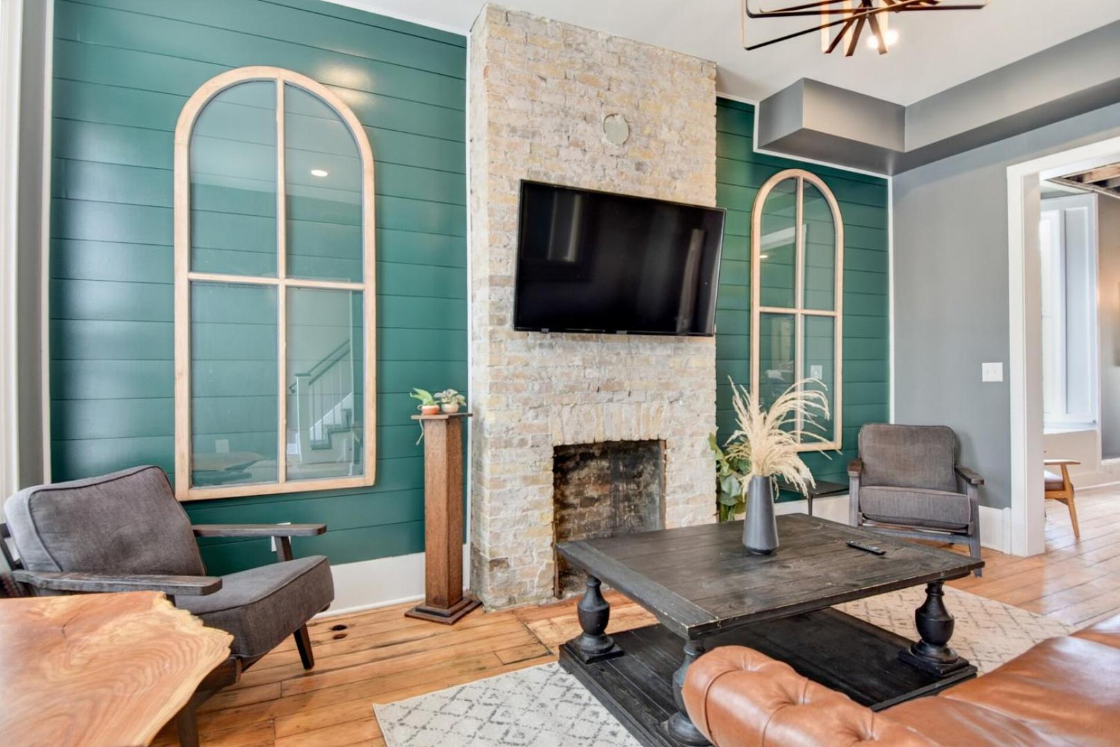 Downtown Milwaukee Area | 4BR Home | Sleeps 14