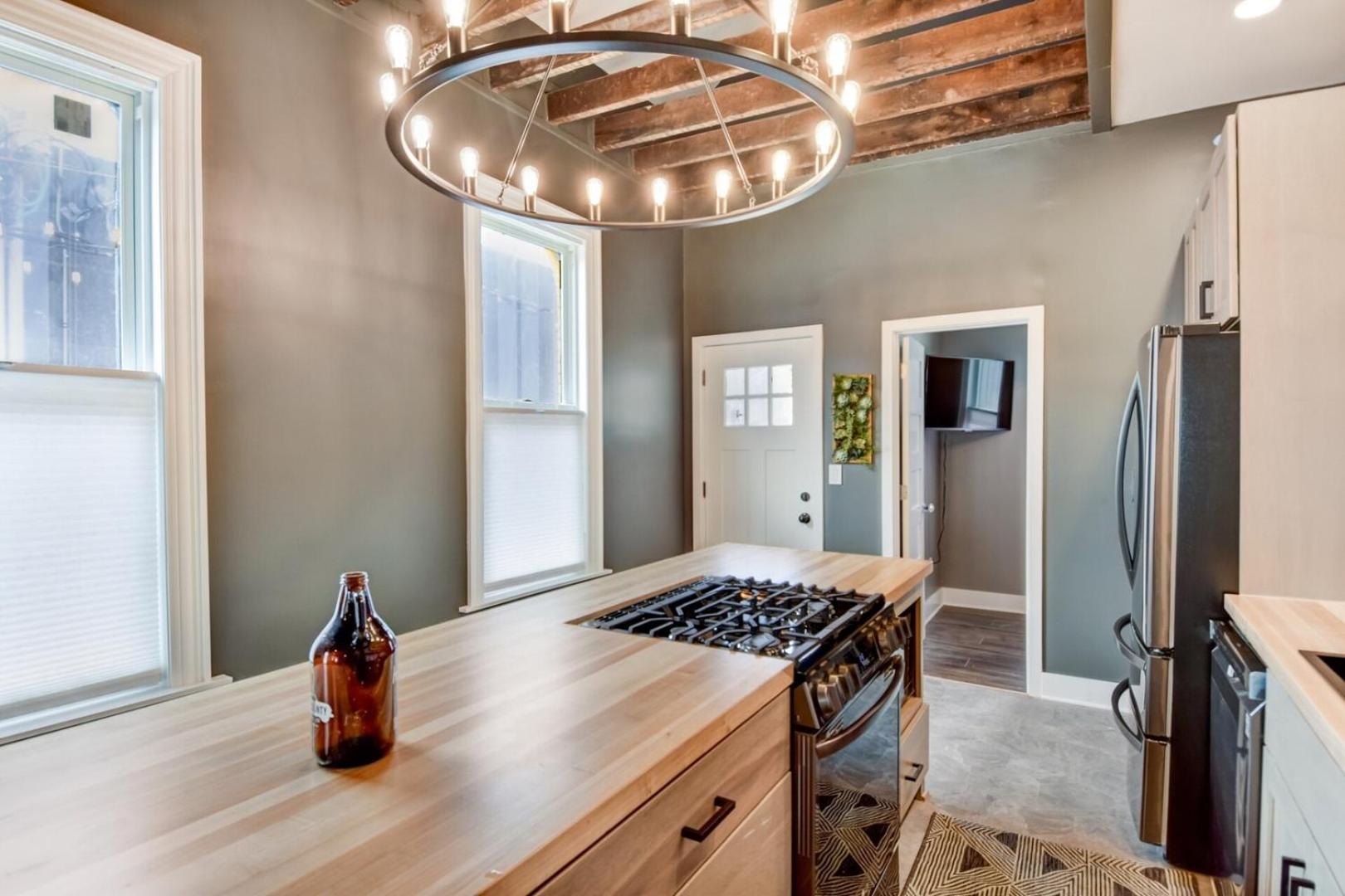 Downtown Milwaukee Area | 4BR Home | Sleeps 14