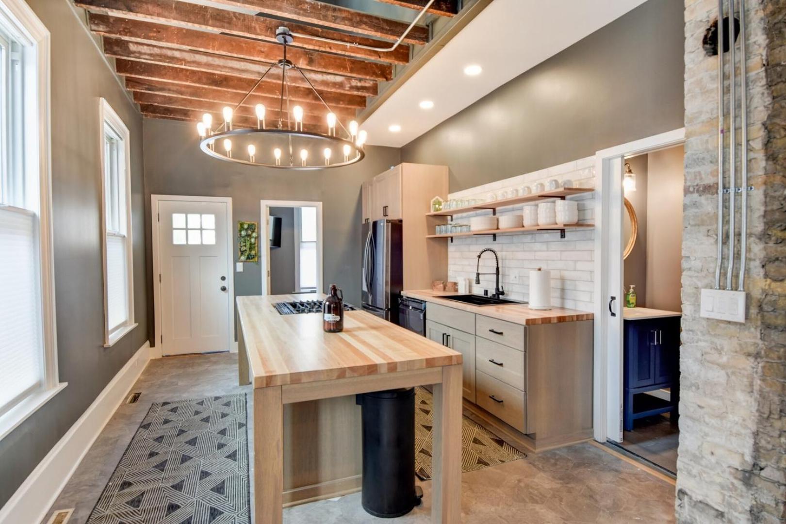 Downtown Milwaukee Area | 4BR Home | Sleeps 14