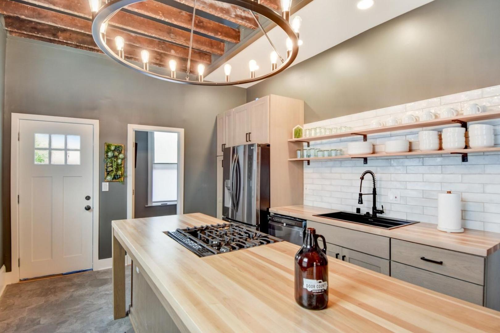 Downtown Milwaukee Area | 4BR Home | Sleeps 14