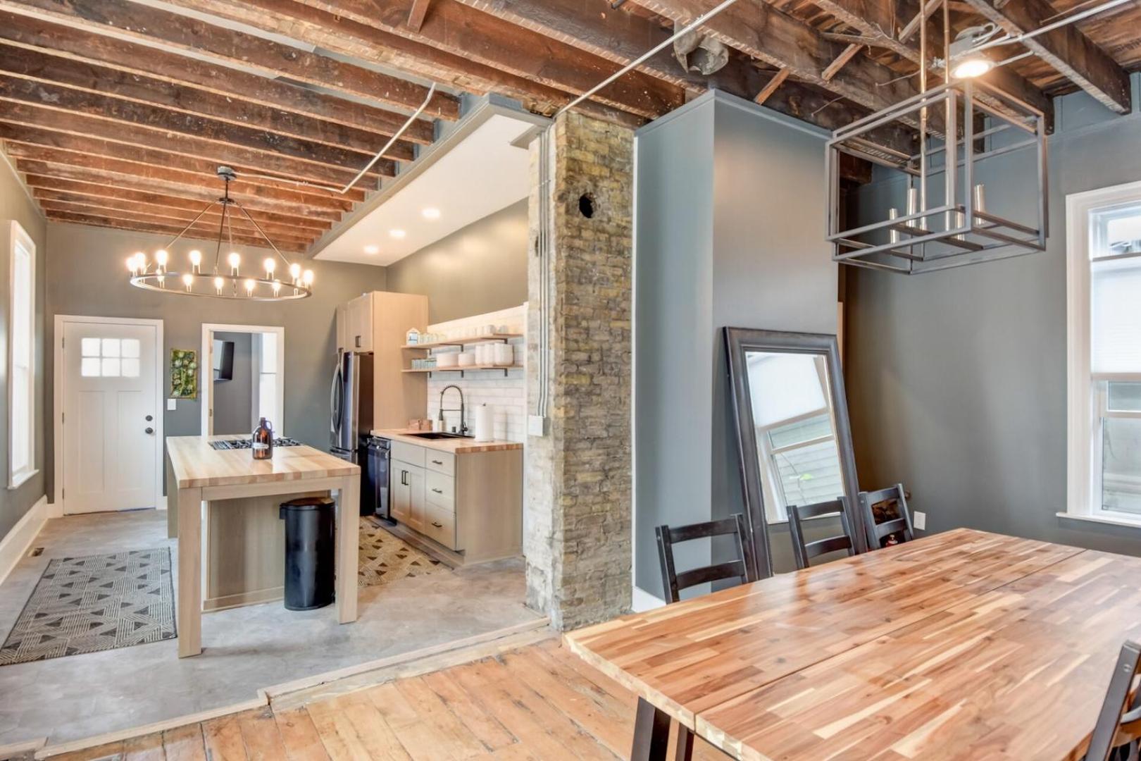 Downtown Milwaukee Area | 4BR Home | Sleeps 14