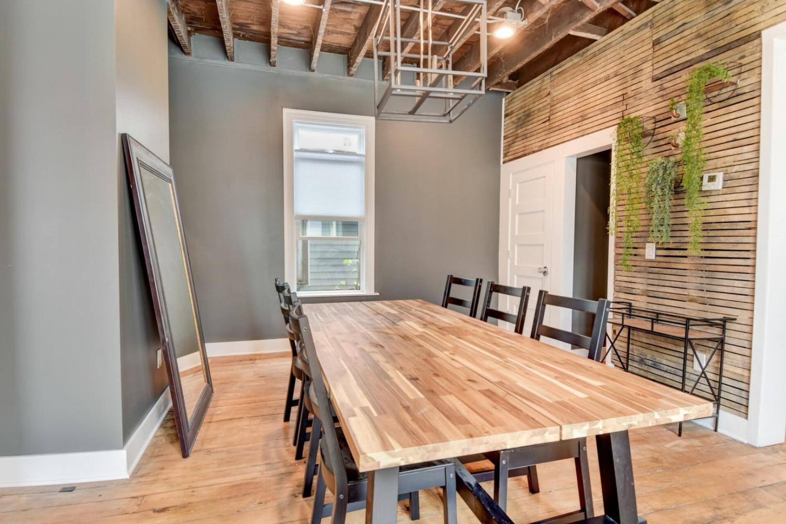 Downtown Milwaukee Area | 4BR Home | Sleeps 14