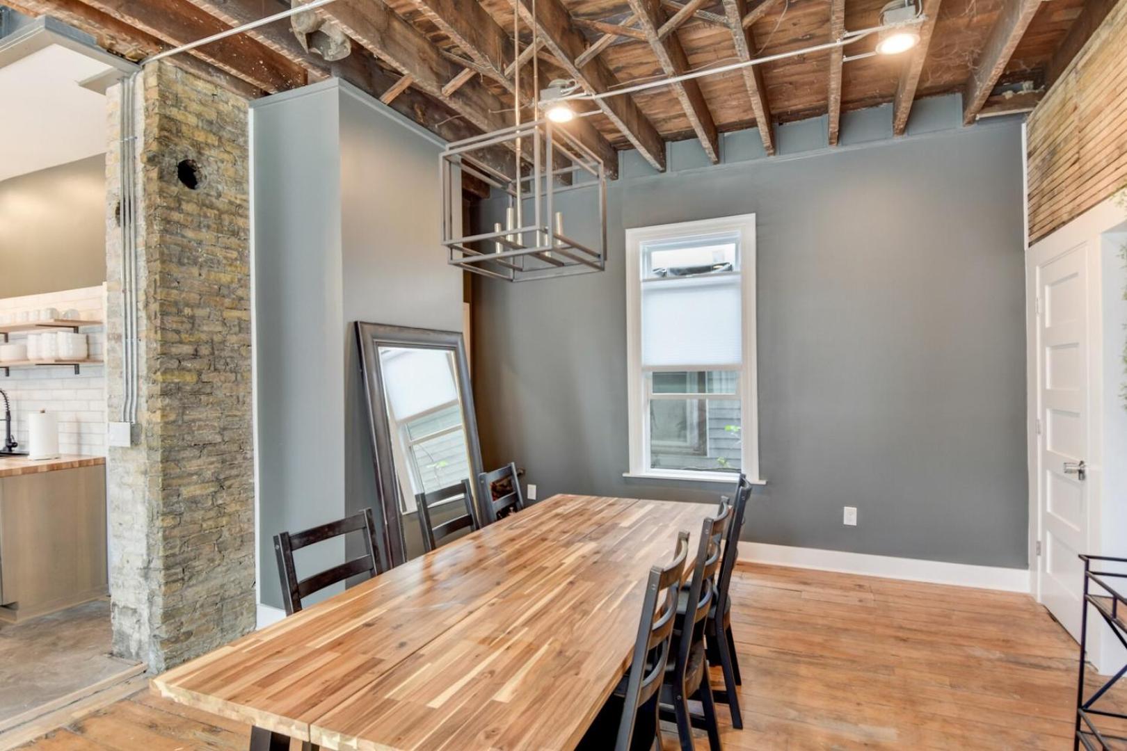 Downtown Milwaukee Area | 4BR Home | Sleeps 14