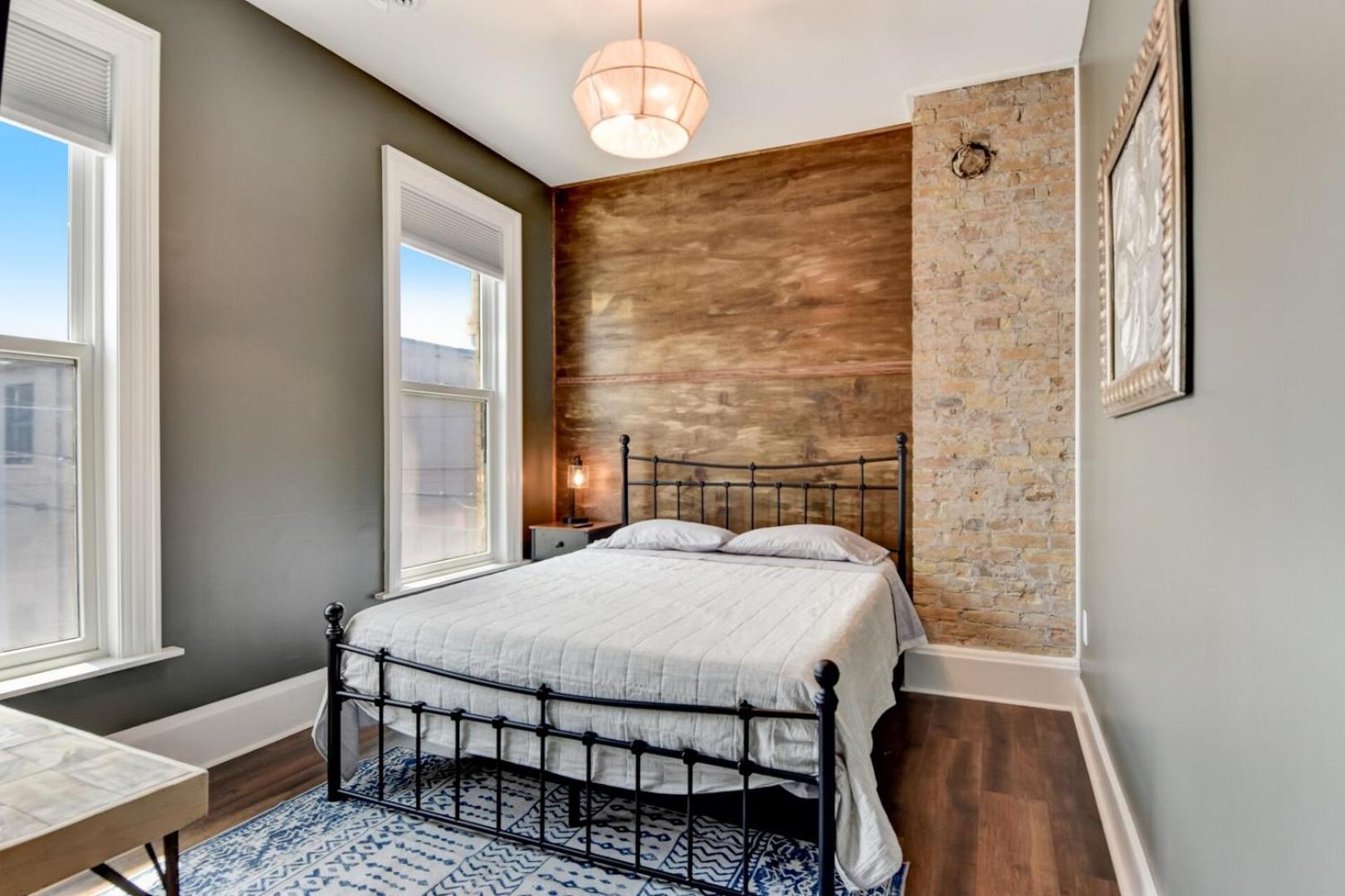 Downtown Milwaukee Area | 4BR Home | Sleeps 14