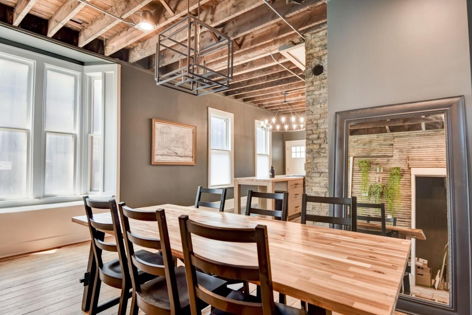 Downtown Milwaukee Area | 4BR Home | Sleeps 14