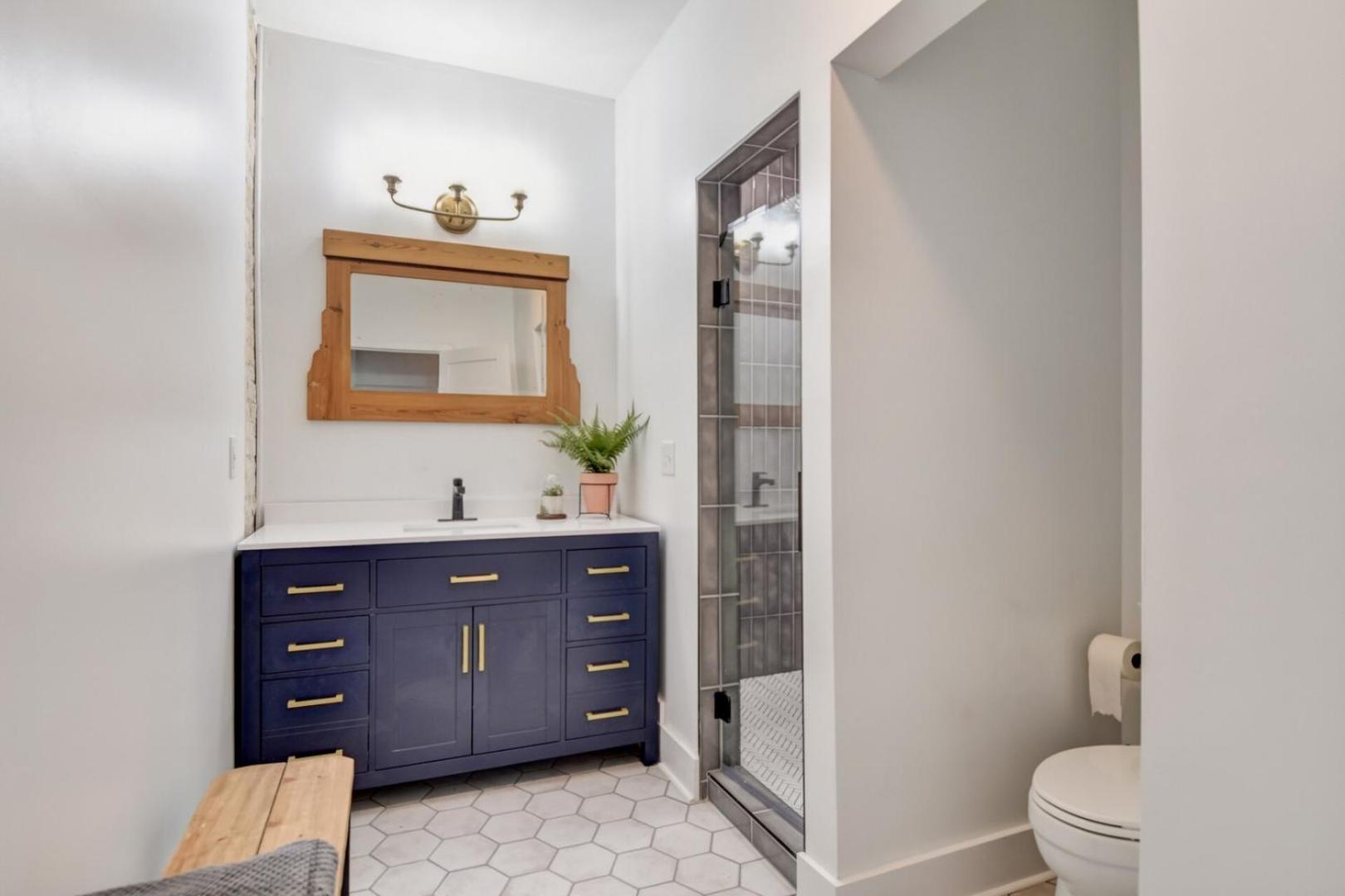 Downtown Milwaukee Area | 4BR Home | Sleeps 14