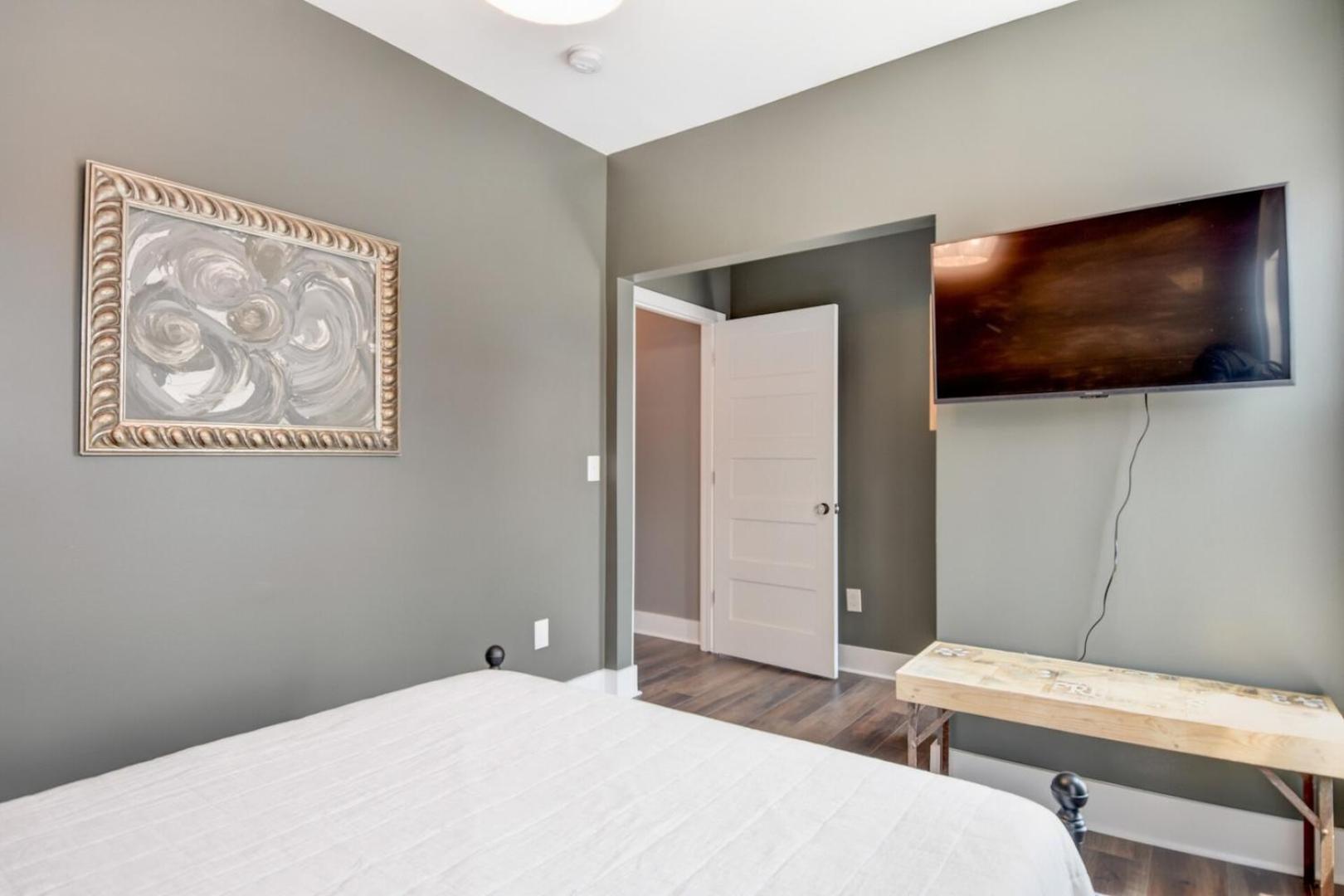 Downtown Milwaukee Area | 4BR Home | Sleeps 14