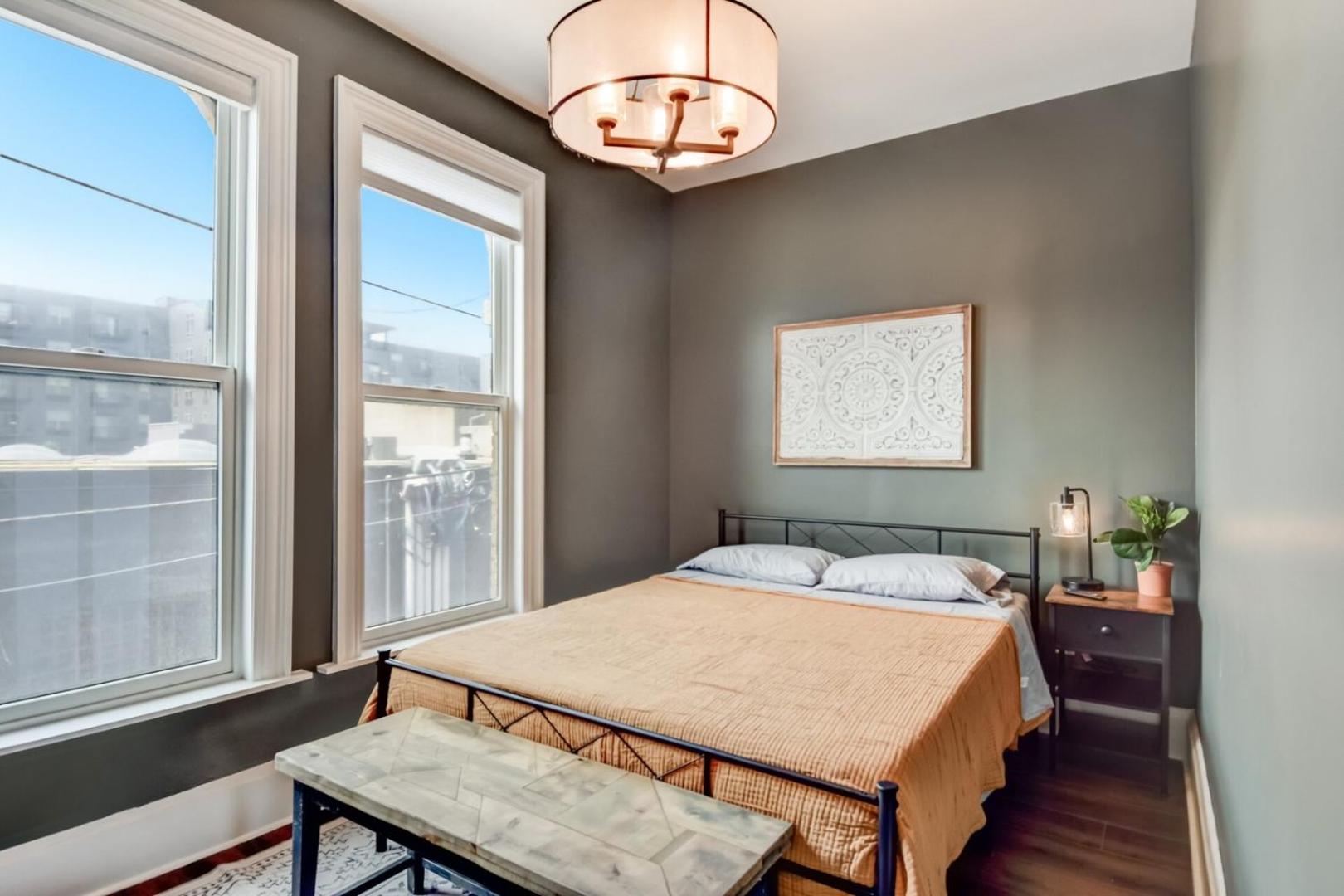 Downtown Milwaukee Area | 4BR Home | Sleeps 14