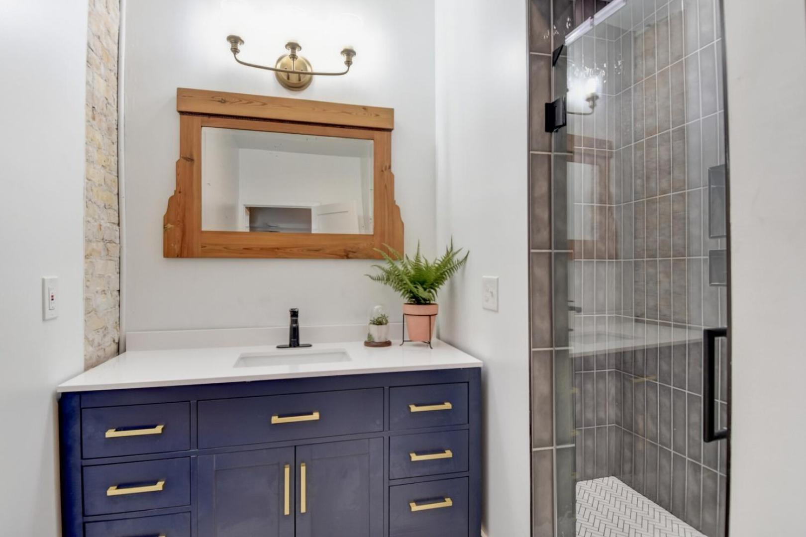 Downtown Milwaukee Area | 4BR Home | Sleeps 14