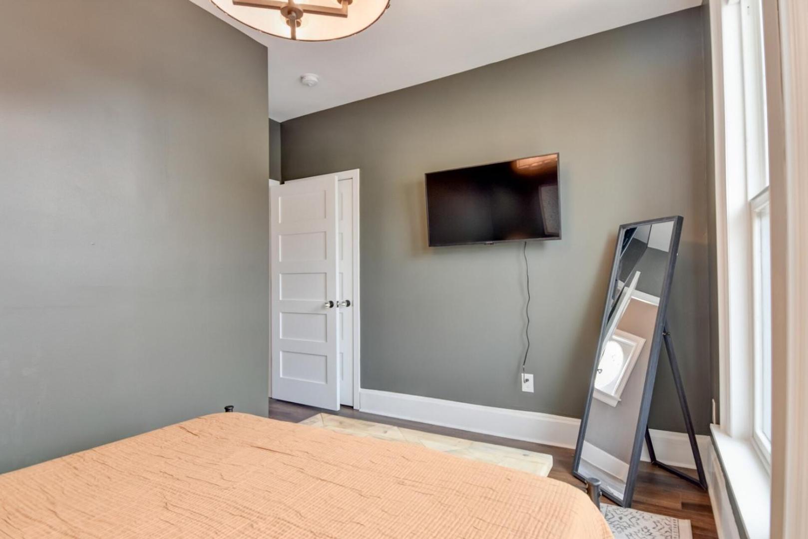 Downtown Milwaukee Area | 4BR Home | Sleeps 14