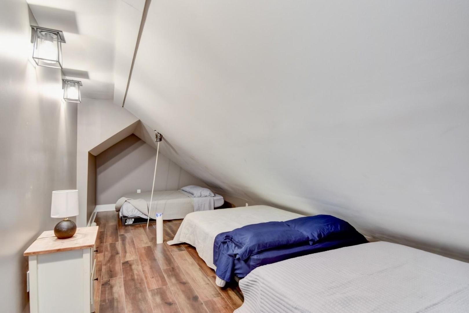 Downtown Milwaukee Area | 4BR Home | Sleeps 14