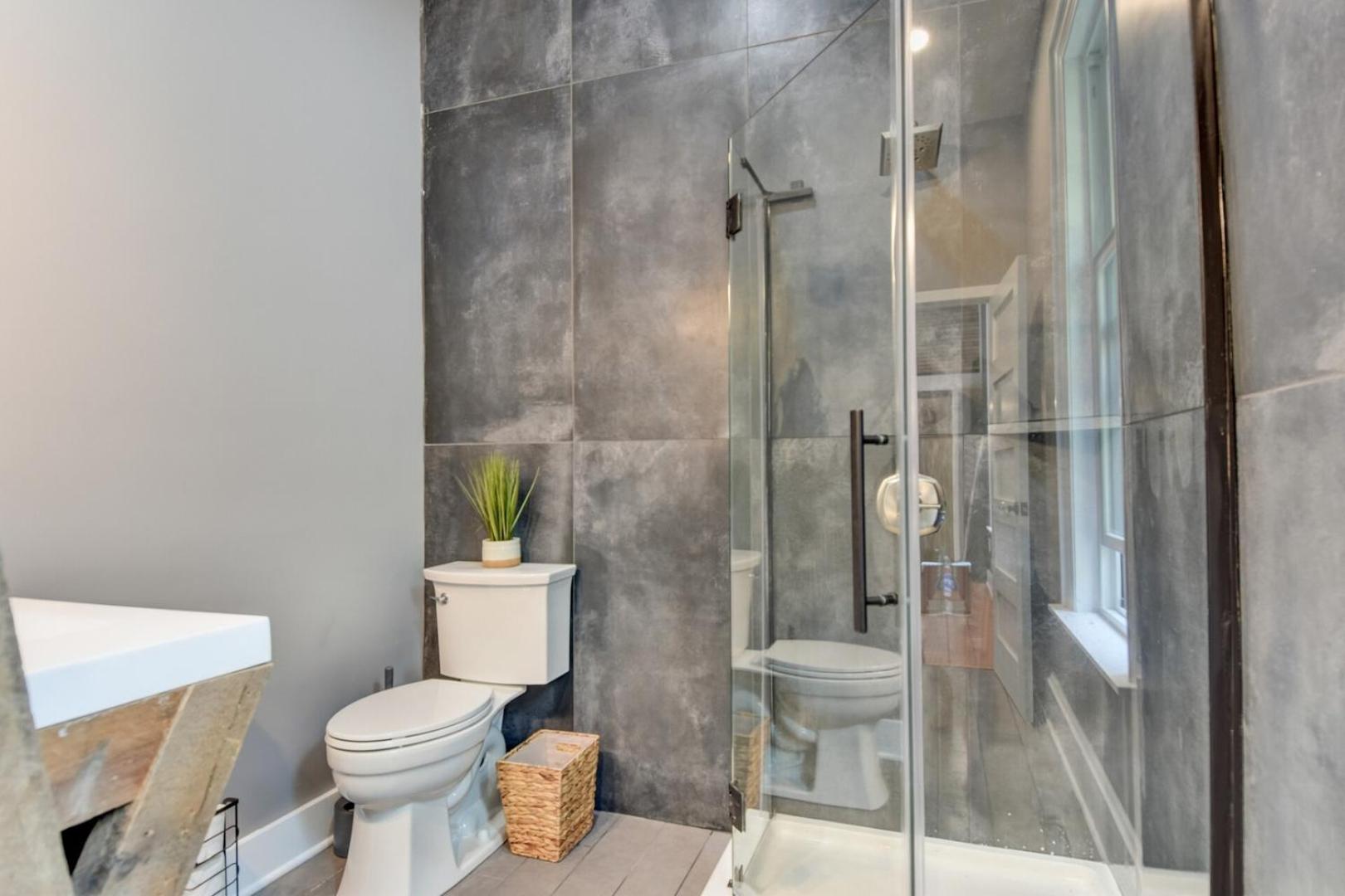 Downtown Milwaukee Area | 4BR Home | Sleeps 14