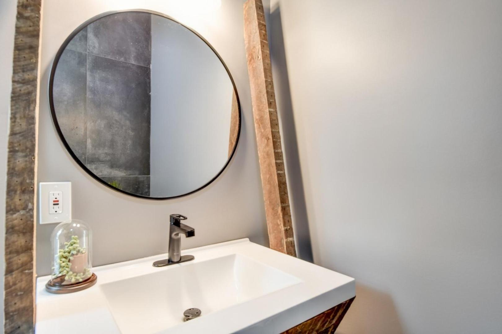 Downtown Milwaukee Area | 4BR Home | Sleeps 14