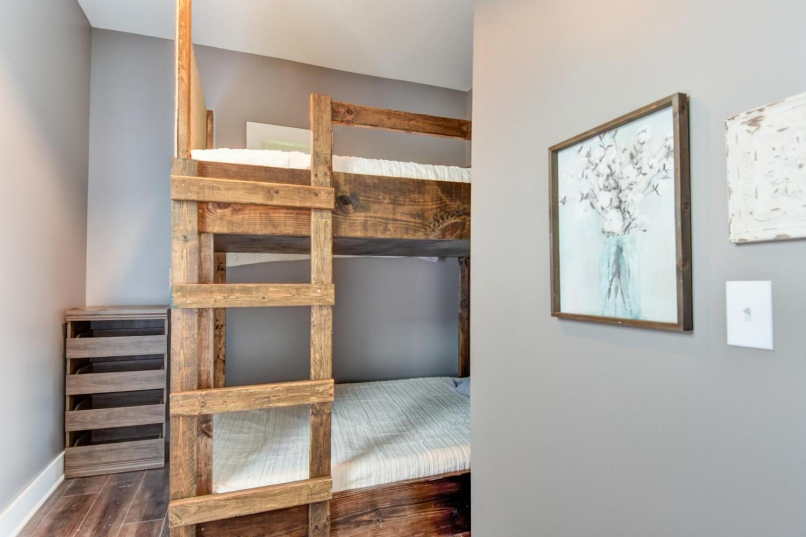 Downtown Milwaukee Area | 4BR Home | Sleeps 14
