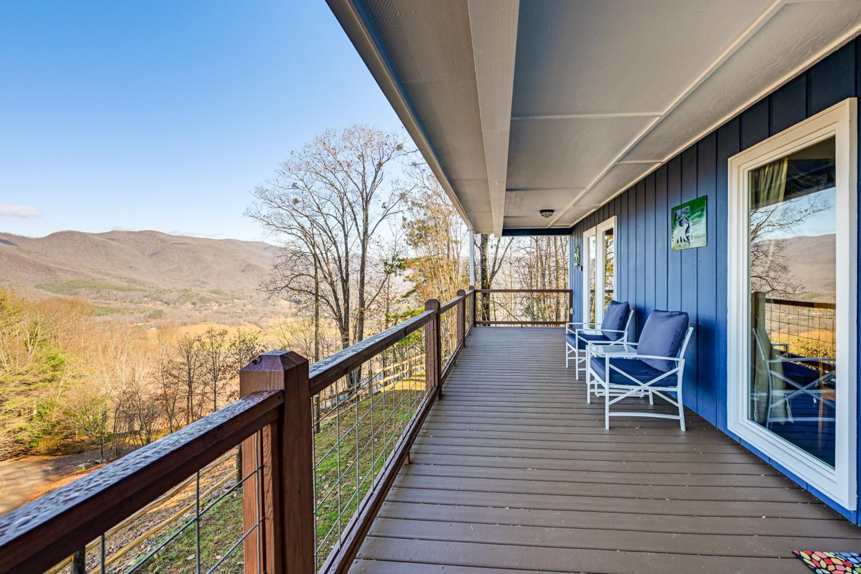 6 Mi to Chatuge Lake Spacious Cabin with Mtn Views!