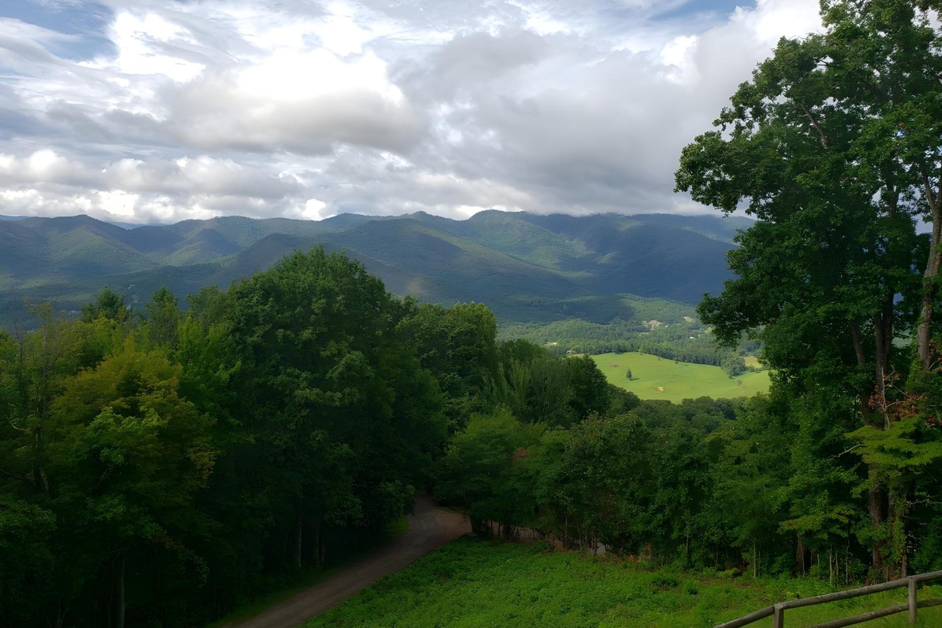 6 Mi to Chatuge Lake Spacious Cabin with Mtn Views!