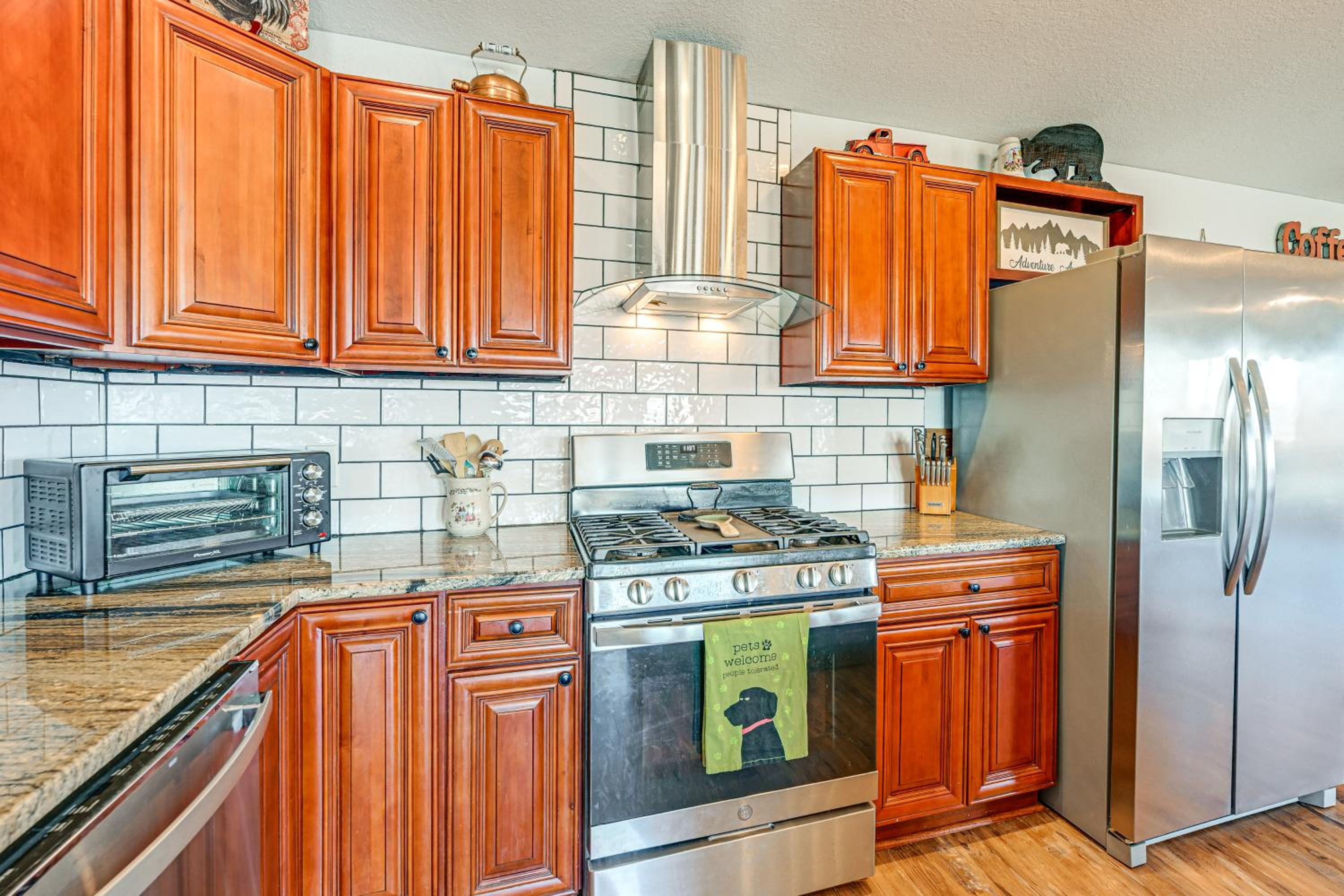 6 Mi to Chatuge Lake Spacious Cabin with Mtn Views!