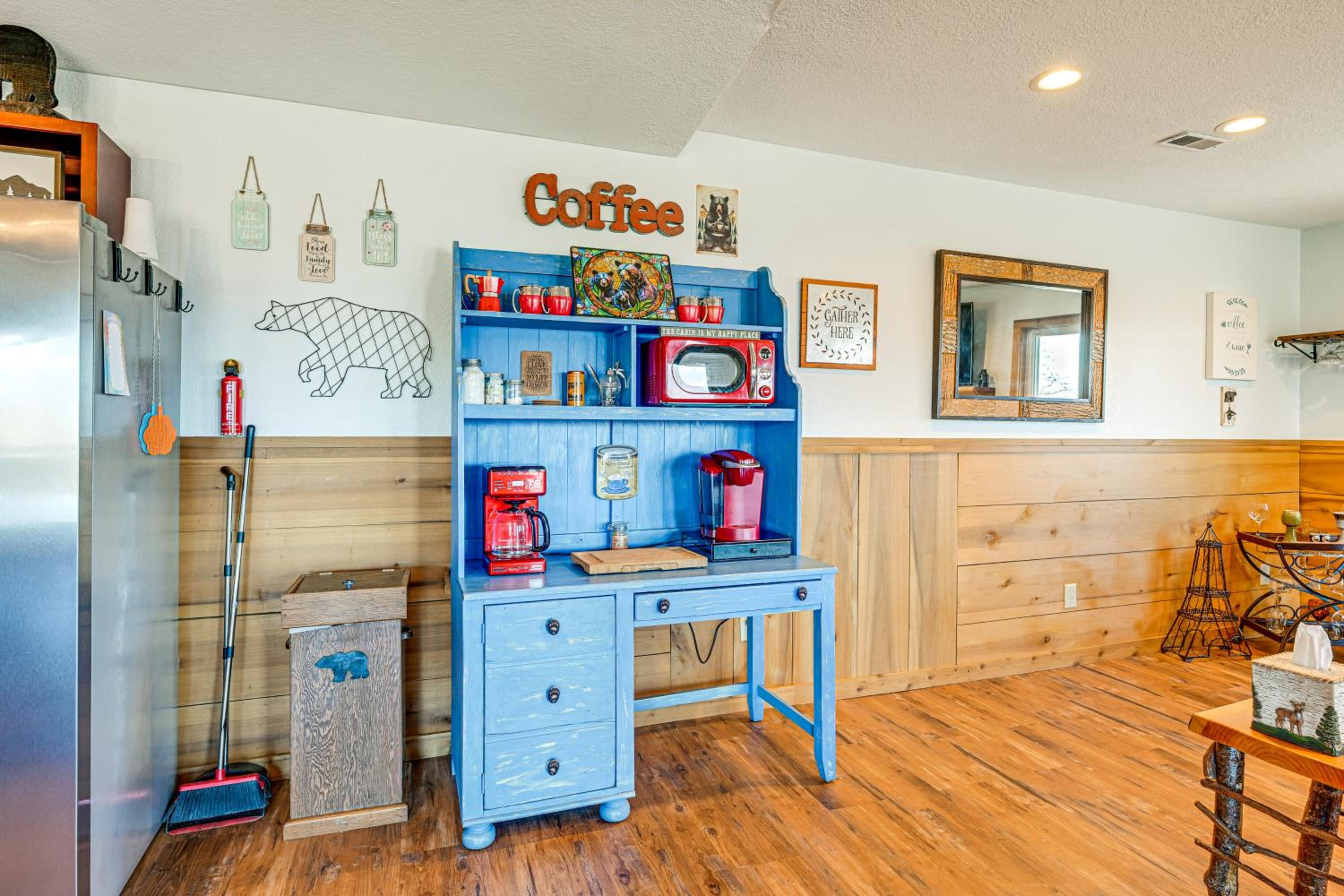 6 Mi to Chatuge Lake Spacious Cabin with Mtn Views!