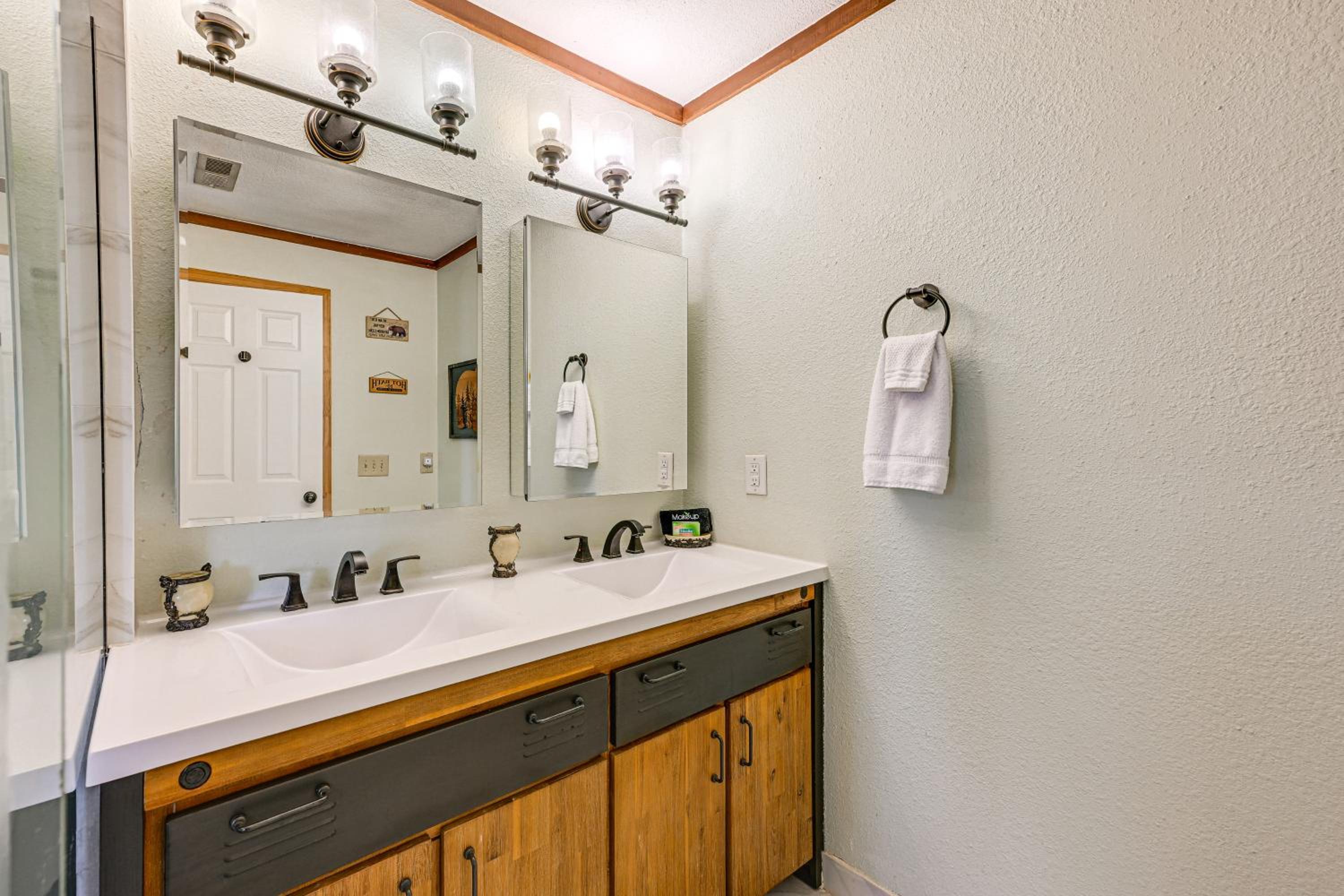 6 Mi to Chatuge Lake Spacious Cabin with Mtn Views!